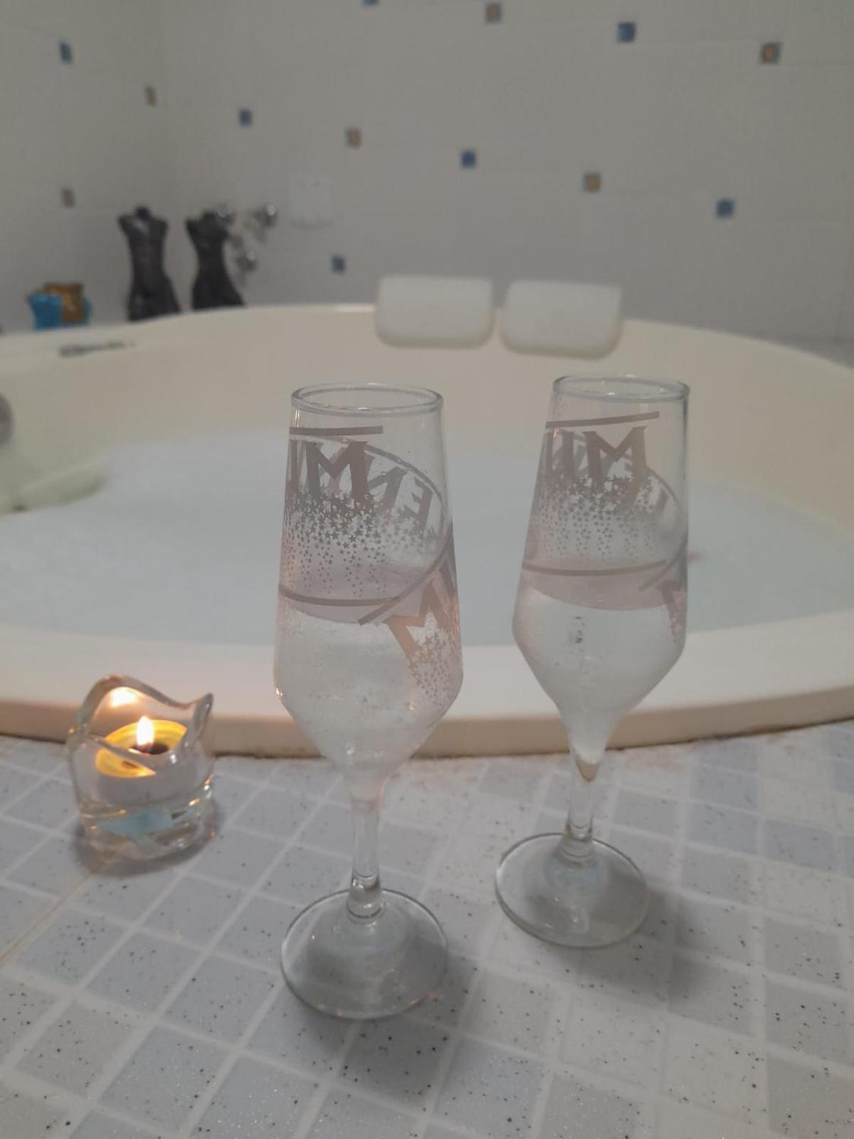 Casa com piscina, espaço gourmet e salão de jogos.