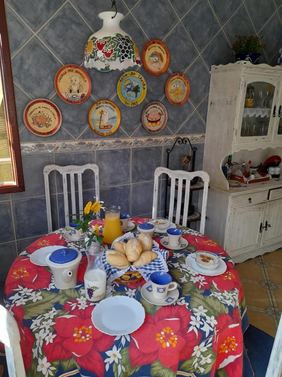Casa com piscina, espaço gourmet e salão de jogos.