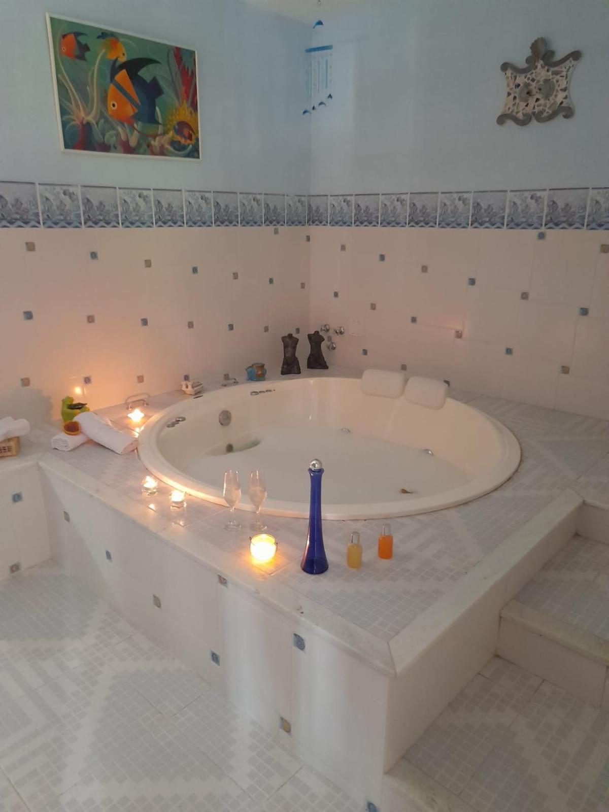 Casa com piscina, espaço gourmet e salão de jogos.