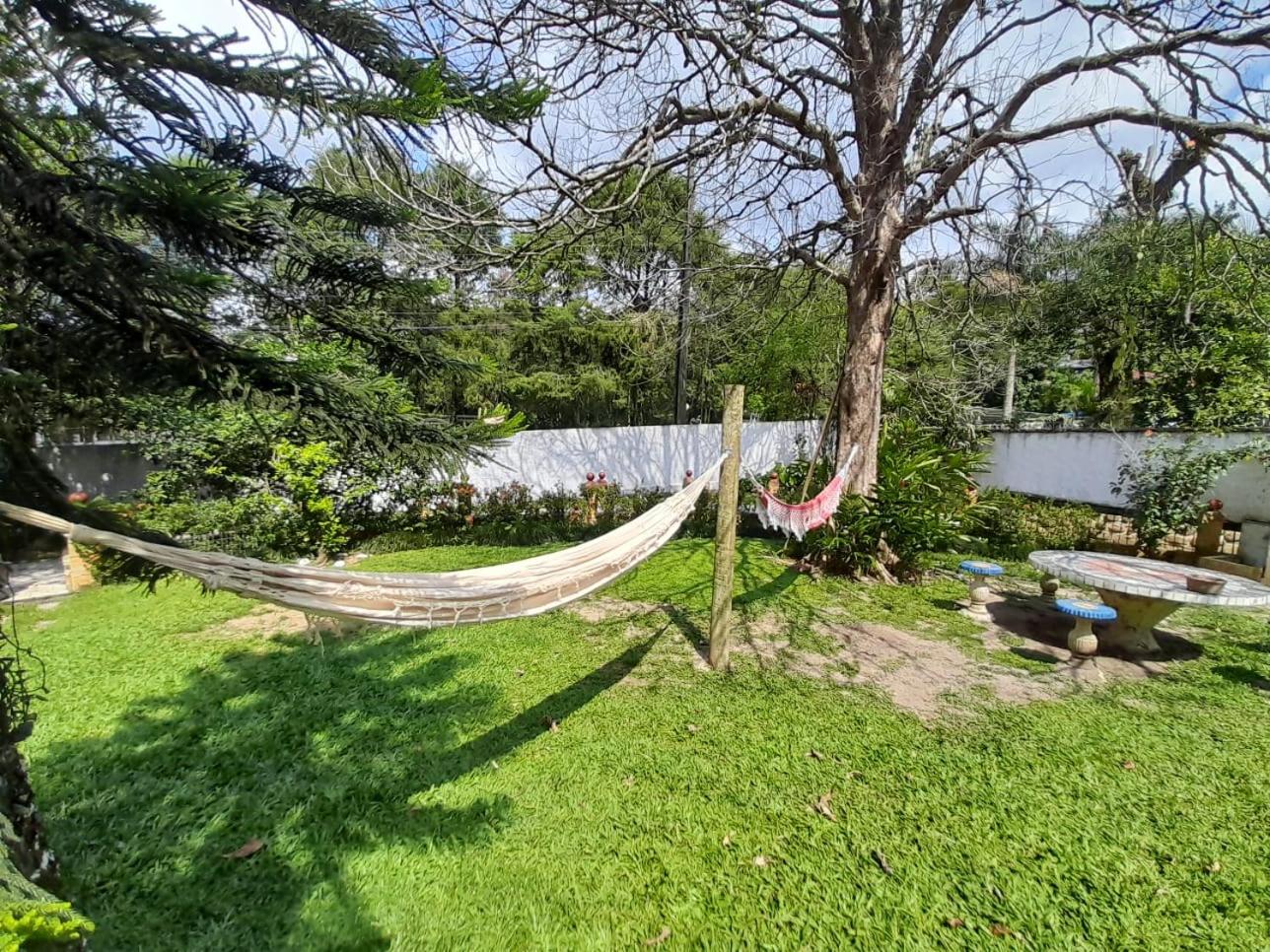 Casa com piscina, espaço gourmet e salão de jogos.