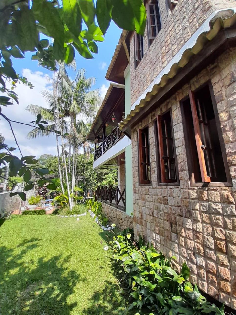 Casa com piscina, espaço gourmet e salão de jogos.