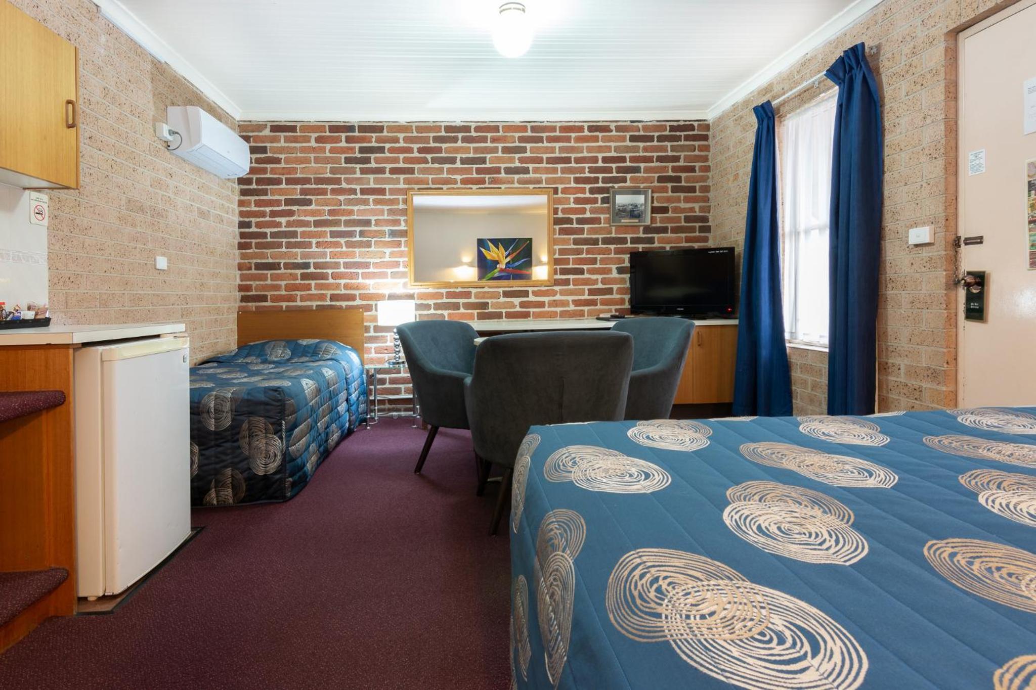 Cedar Lodge Motel