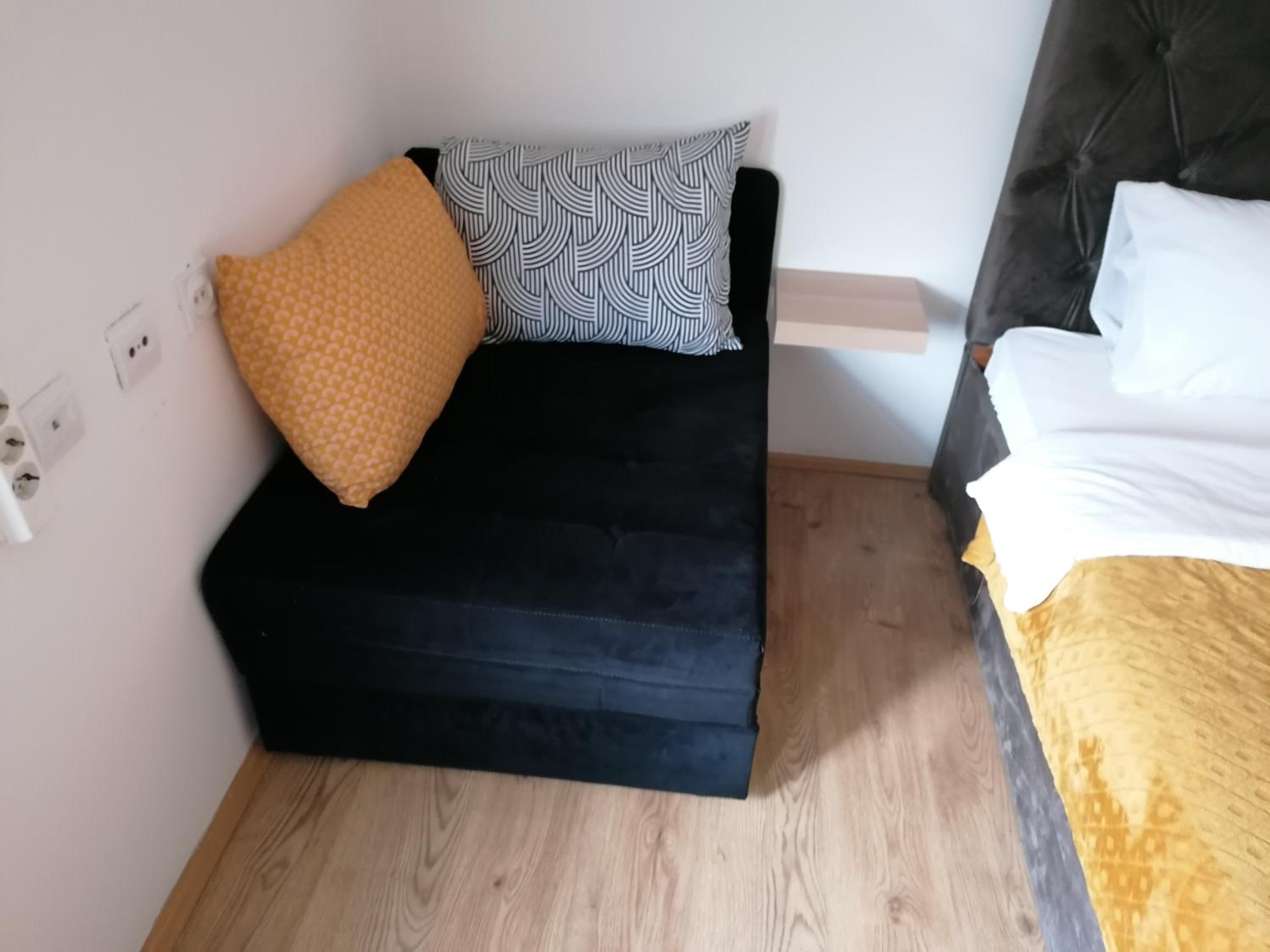 MON Accommodation free parking
