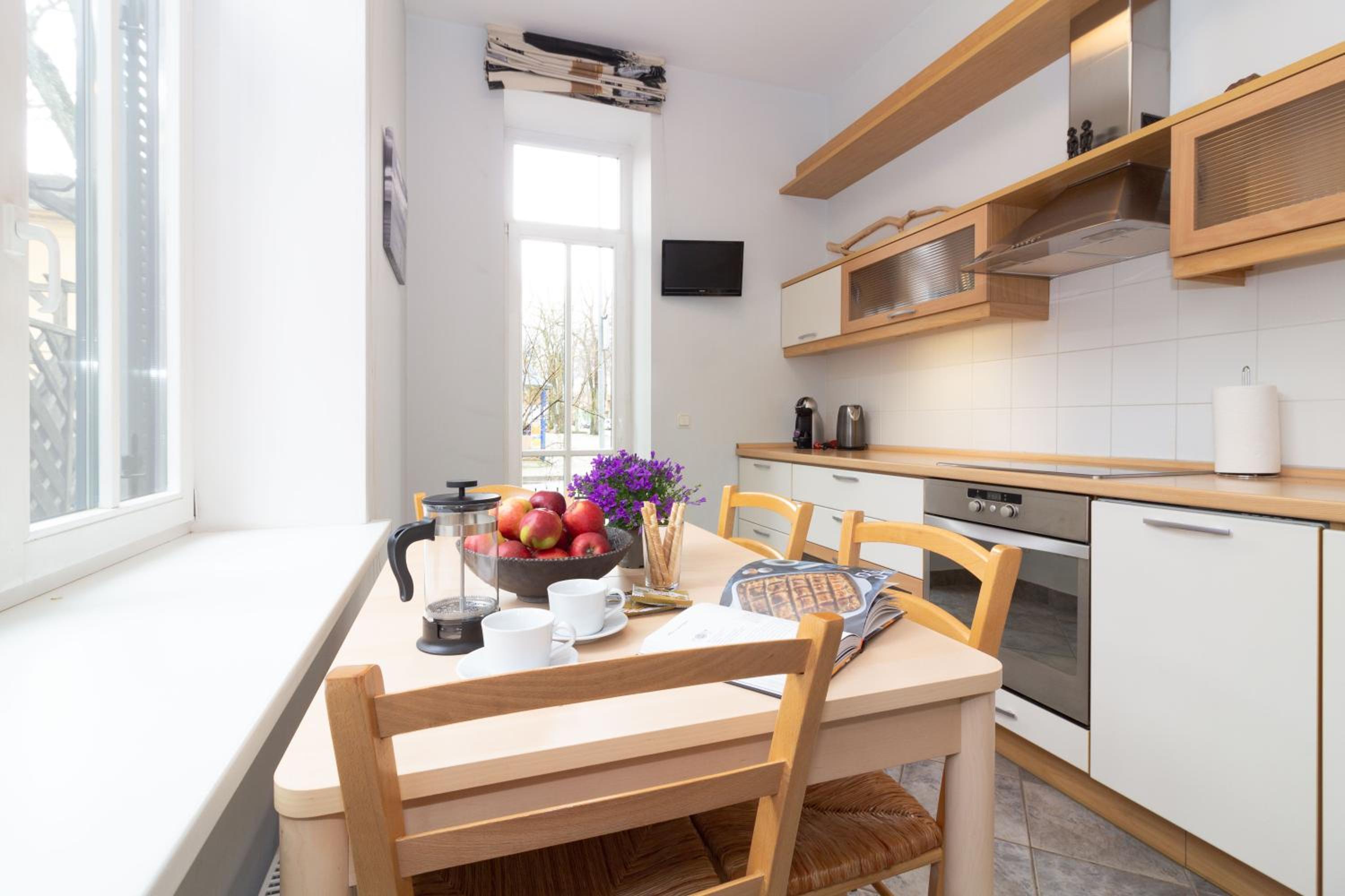 -V66- Apartment, By Cohost view 4