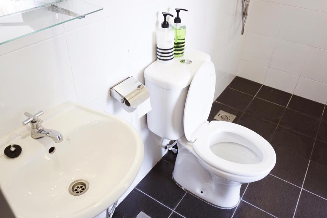 Cozy 2 bedrooms 4 pax Menjalara Near Desa Park City
