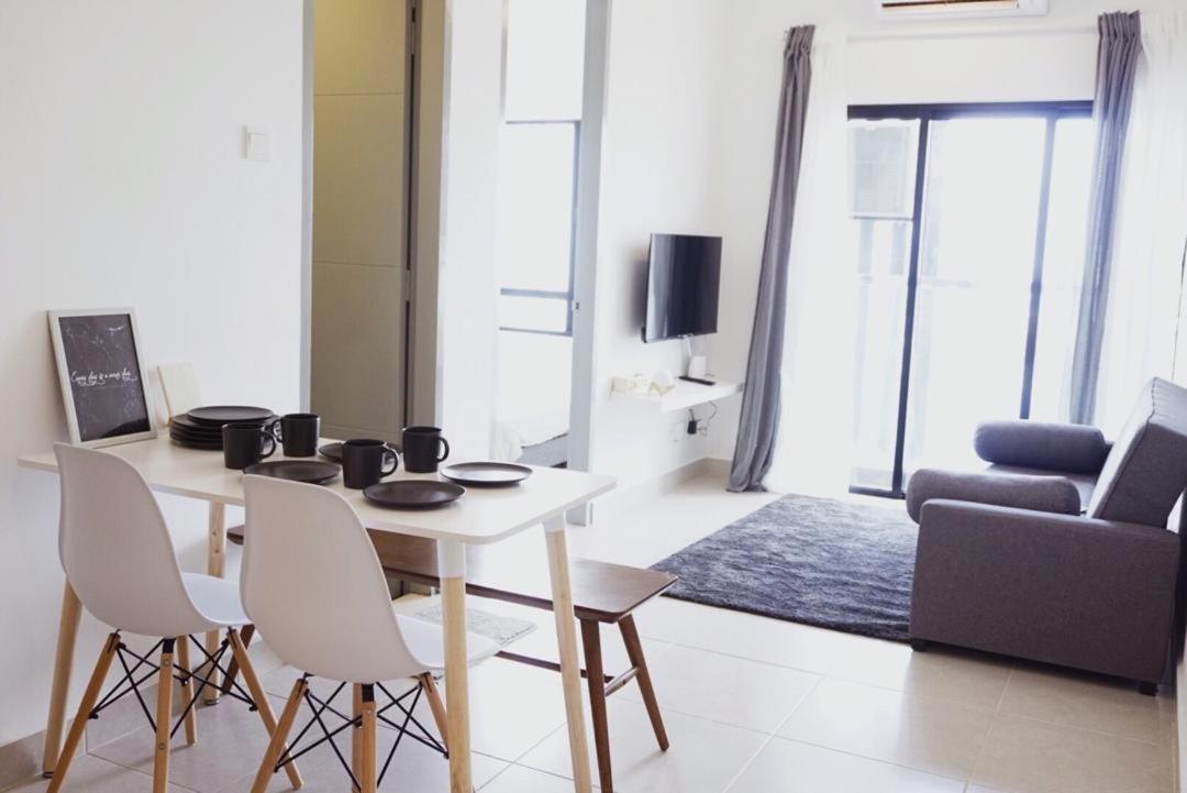 Cozy 2 bedrooms 4 pax Menjalara Near Desa Park City