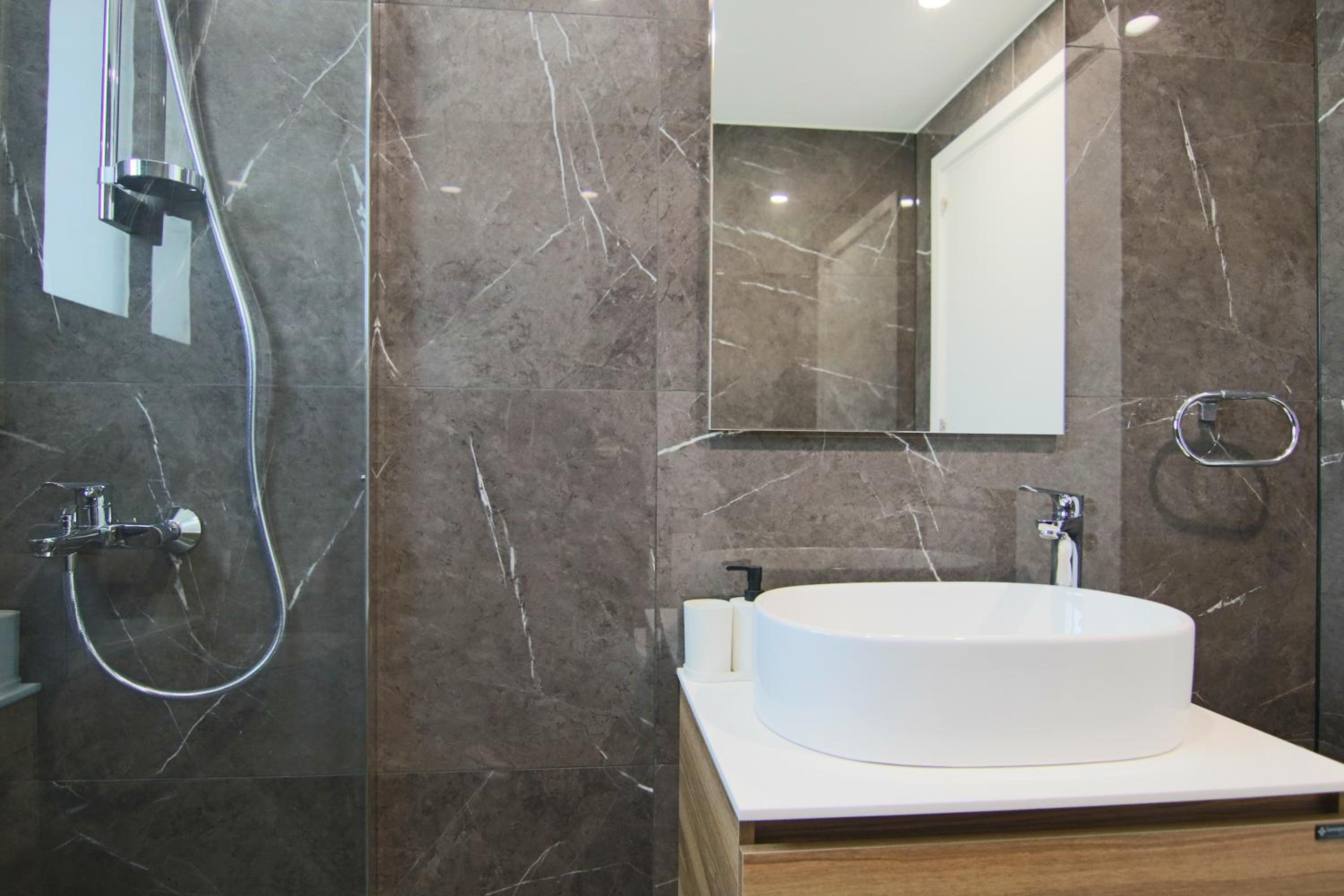 Phaedrus Living: City View Anna Residence 101