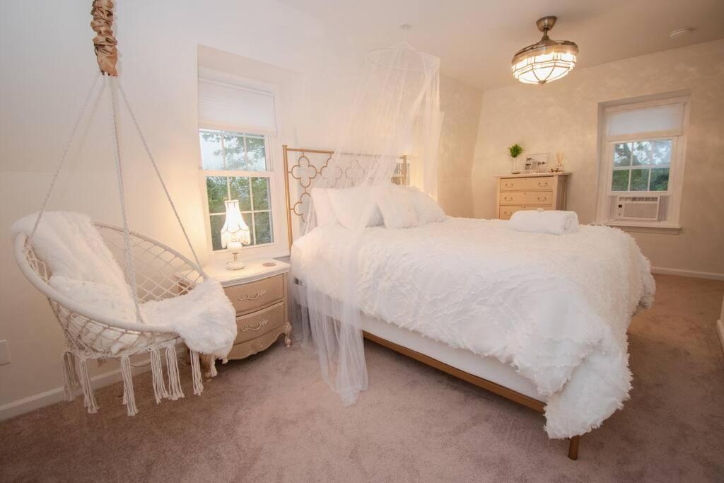 Gorgeous historic Victorian with 8 bedroom/4 baths view 3