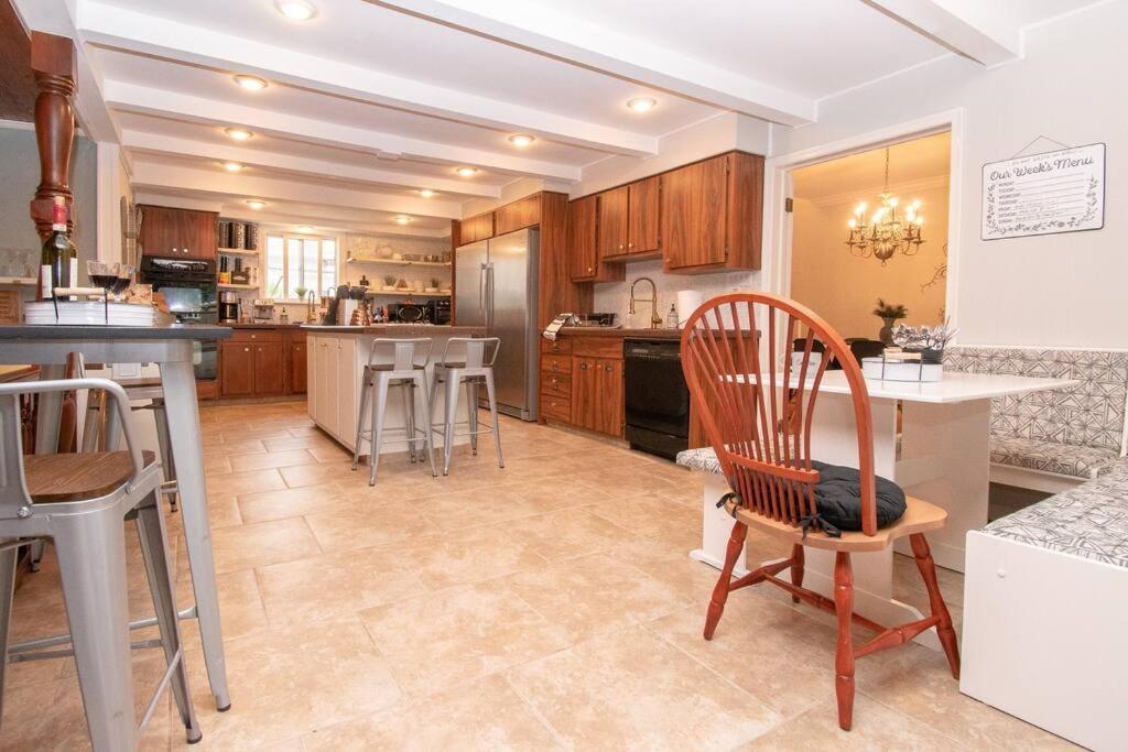 Gorgeous historic Victorian with 8 bedroom/4 baths view 5