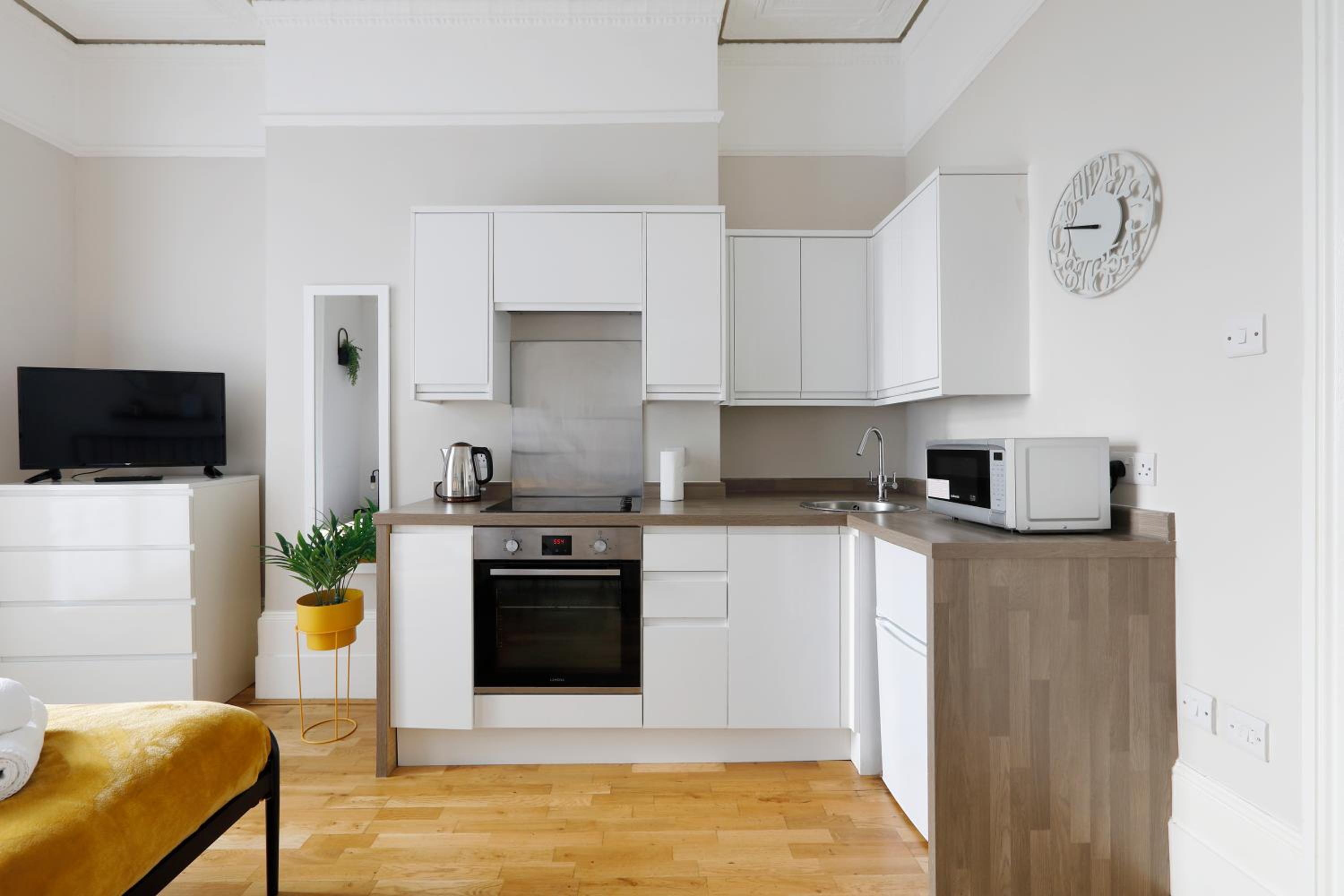 Cosy studio by the sea - prime location! view 4