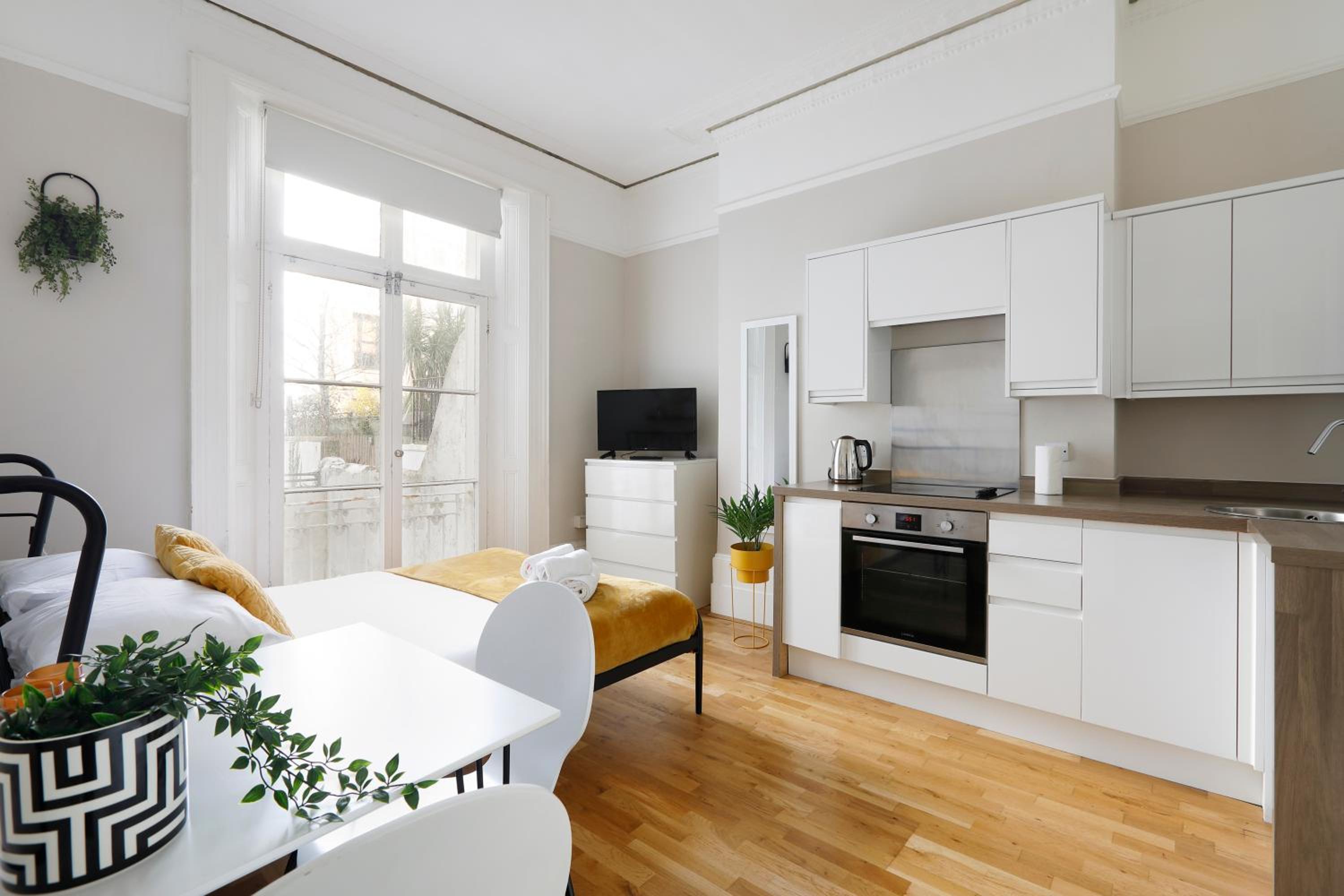 Cosy studio by the sea - prime location! view 3