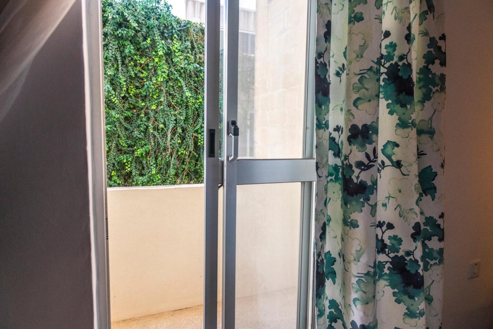 Hotel Rua Cosy Apartment Sliema (3 Bedroom 2 Bathroom), 2 mins walk from sea - Image 1