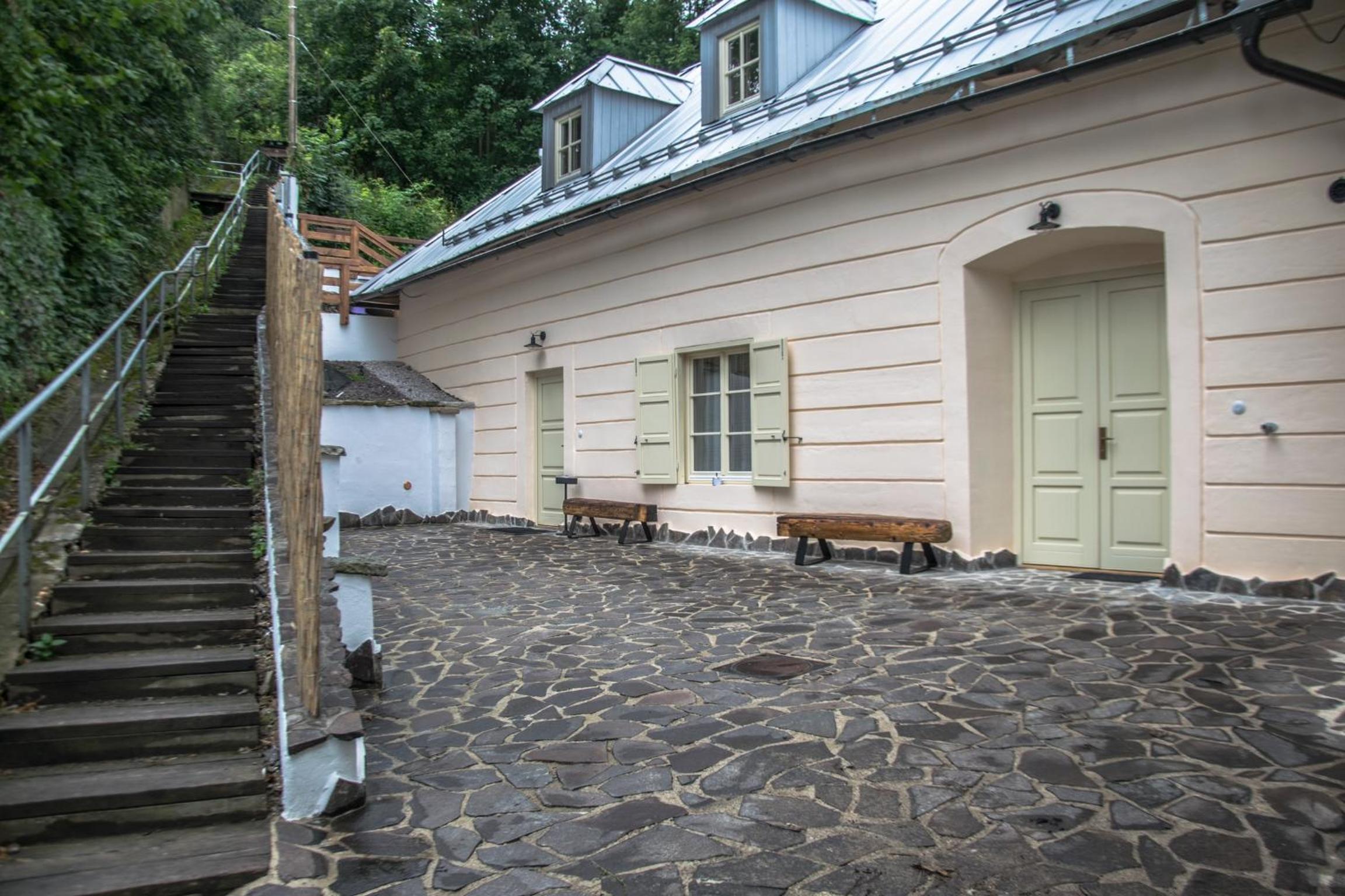 Apartmany pod schodami