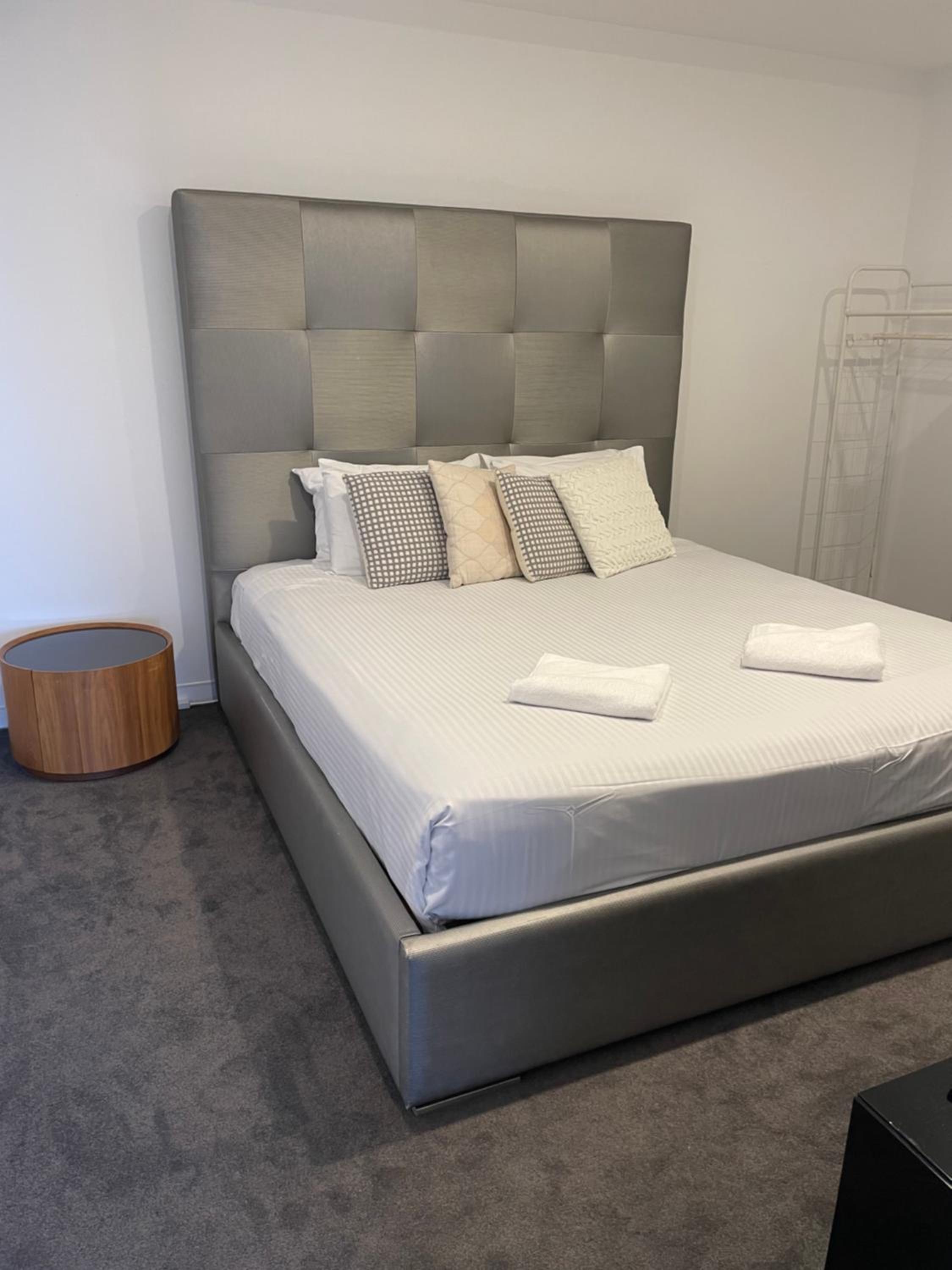 4 Bedroom Huge Sub Penthouse Oracle Level 31 Magnif VIEWS 260m2 Family Skyhome Sleeps 8 Adults and 2 Children, Sofa Bed Portacot, High Chair Central to Eve
