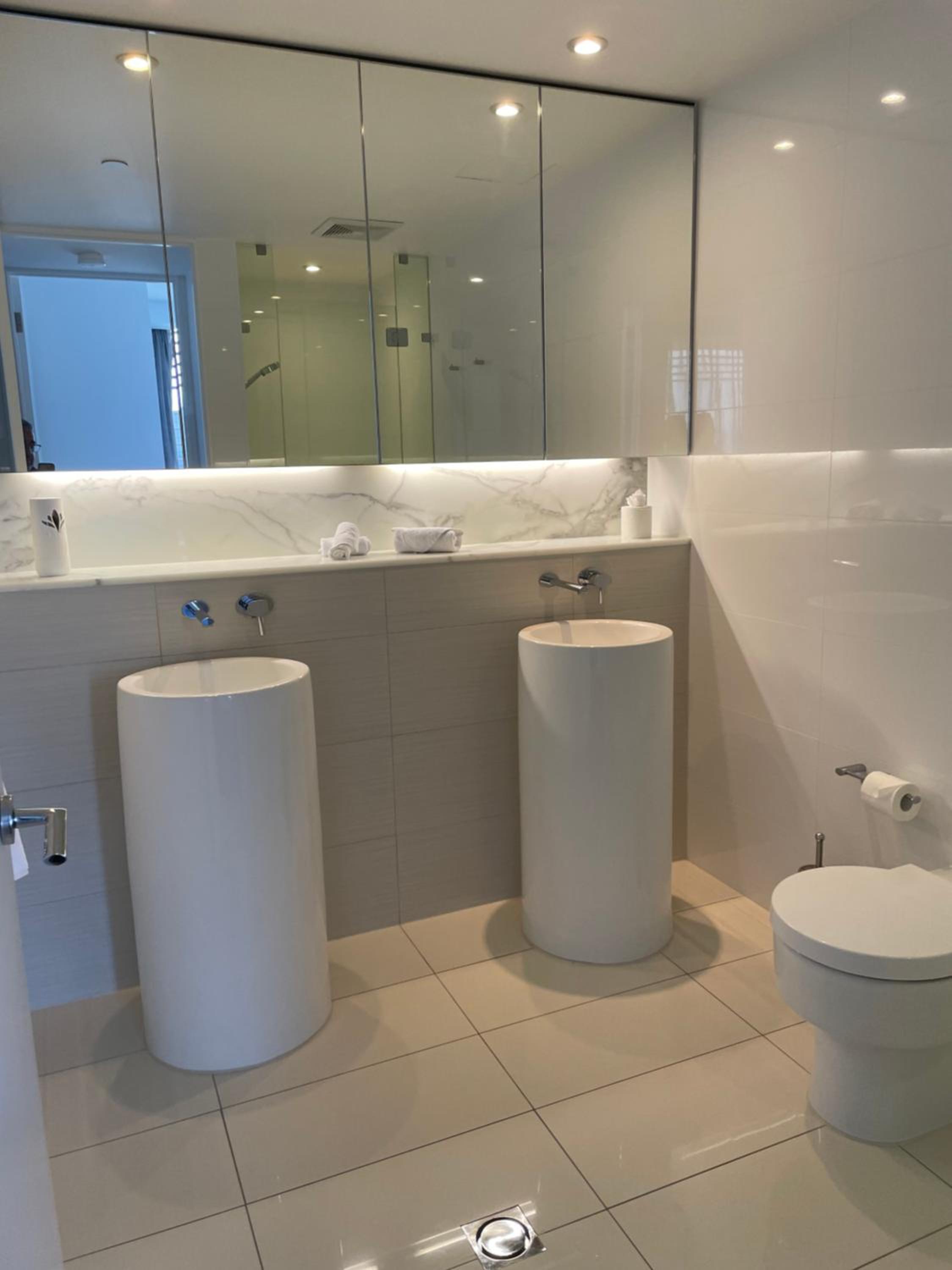 4 Bedroom Huge Sub Penthouse Oracle Level 31 Magnif VIEWS 260m2 Family Skyhome Sleeps 8 Adults and 2 Children, Sofa Bed Portacot, High Chair Central to Eve