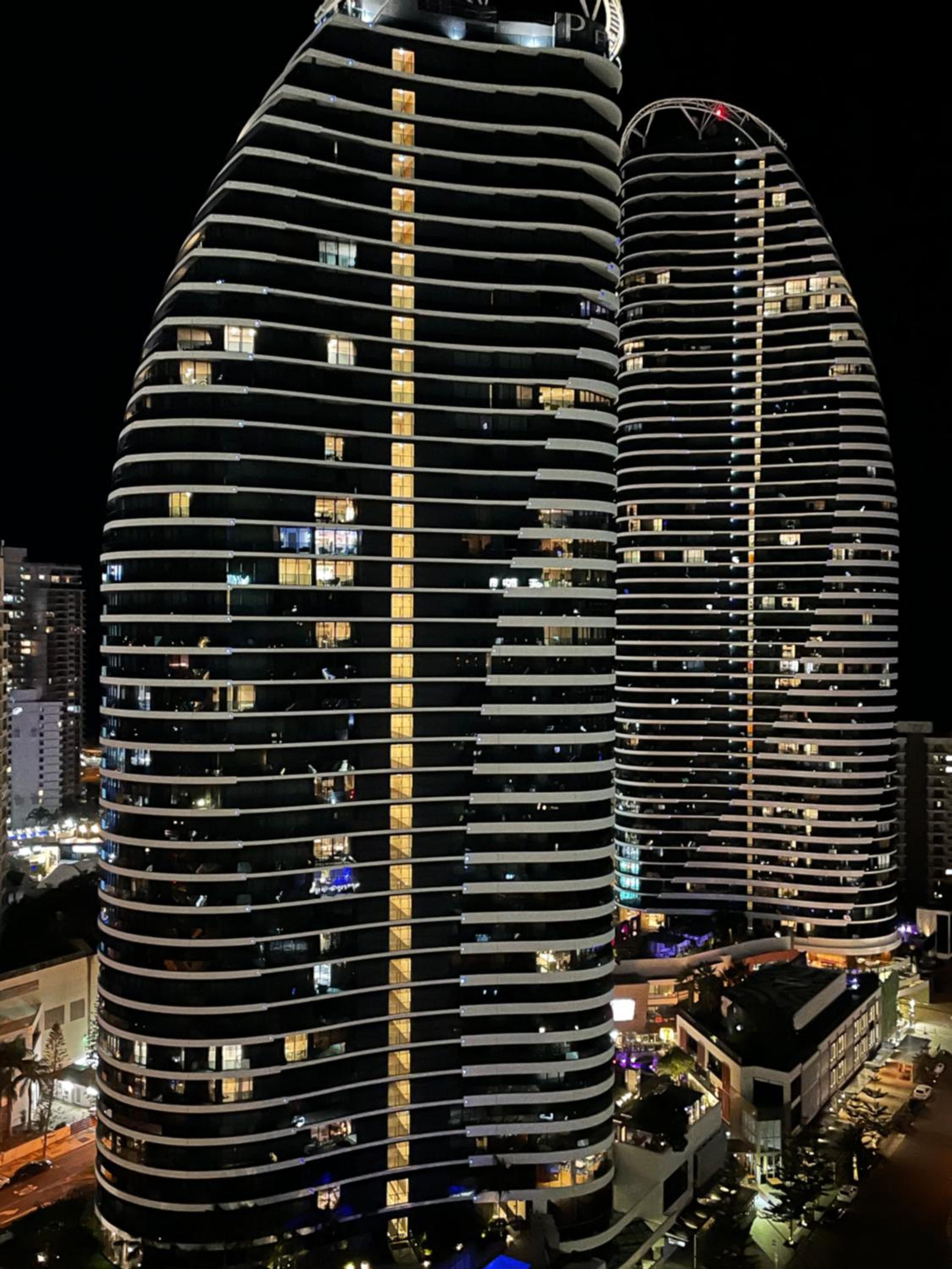 4 Bedroom Huge Sub Penthouse Oracle Level 31 Magnif VIEWS 260m2 Family Skyhome Sleeps 8 Adults and 2 Children, Sofa Bed Portacot, High Chair Central to Eve