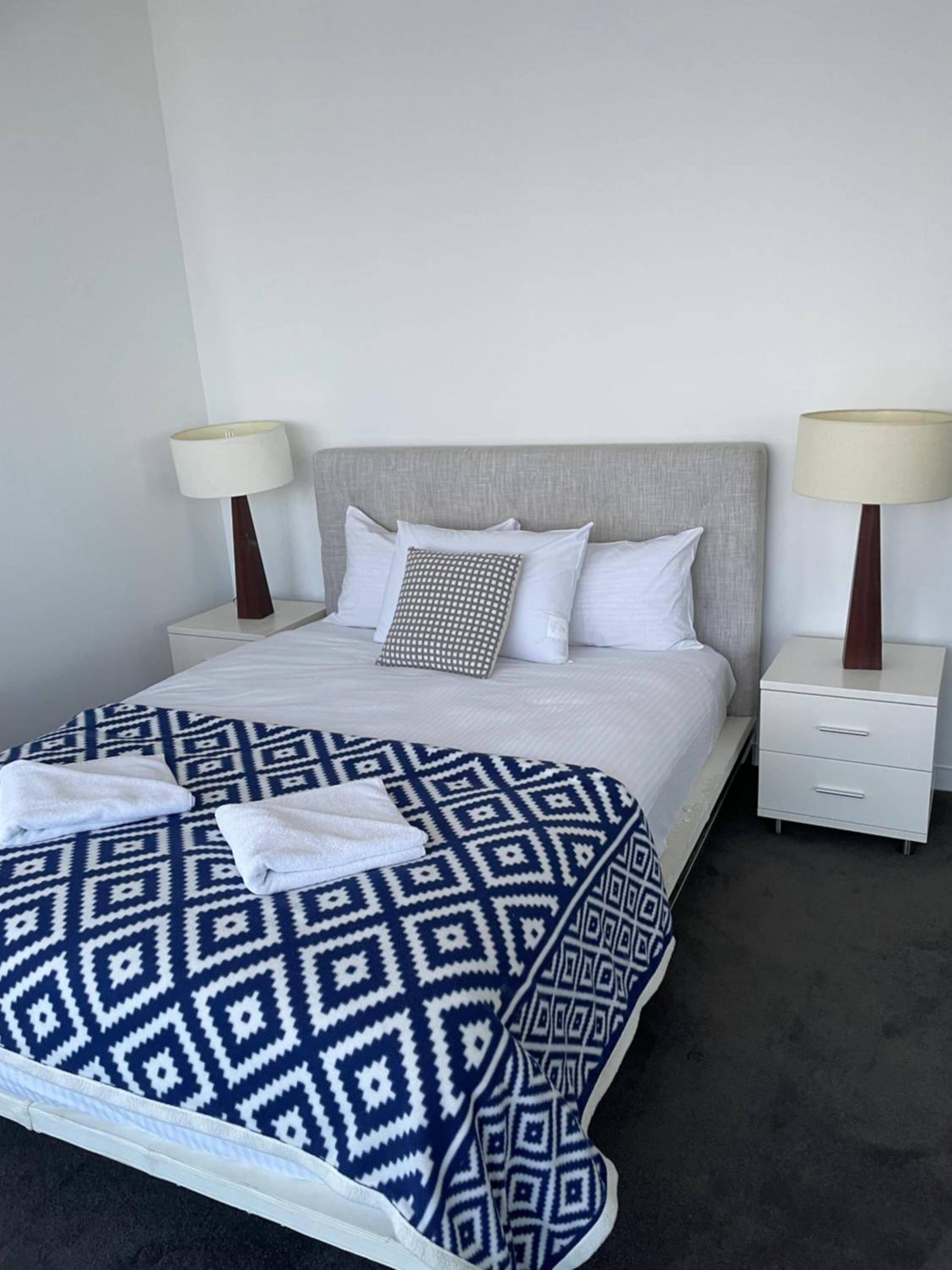 4 Bedroom Huge Sub Penthouse Oracle Level 31 Magnif VIEWS 260m2 Family Skyhome Sleeps 8 Adults and 2 Children, Sofa Bed Portacot, High Chair Central to Eve