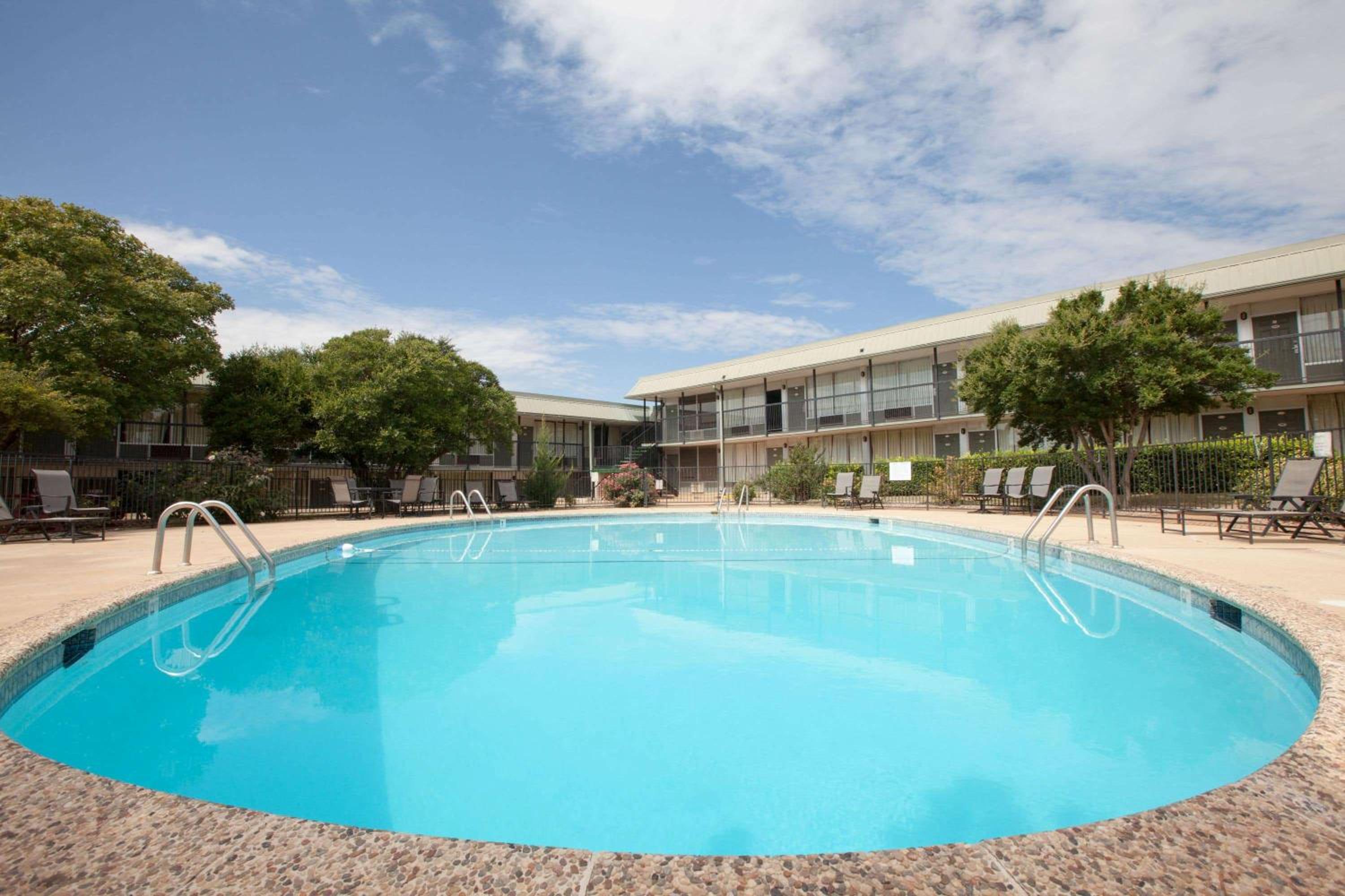Days Inn by Wyndham Clinton view 2