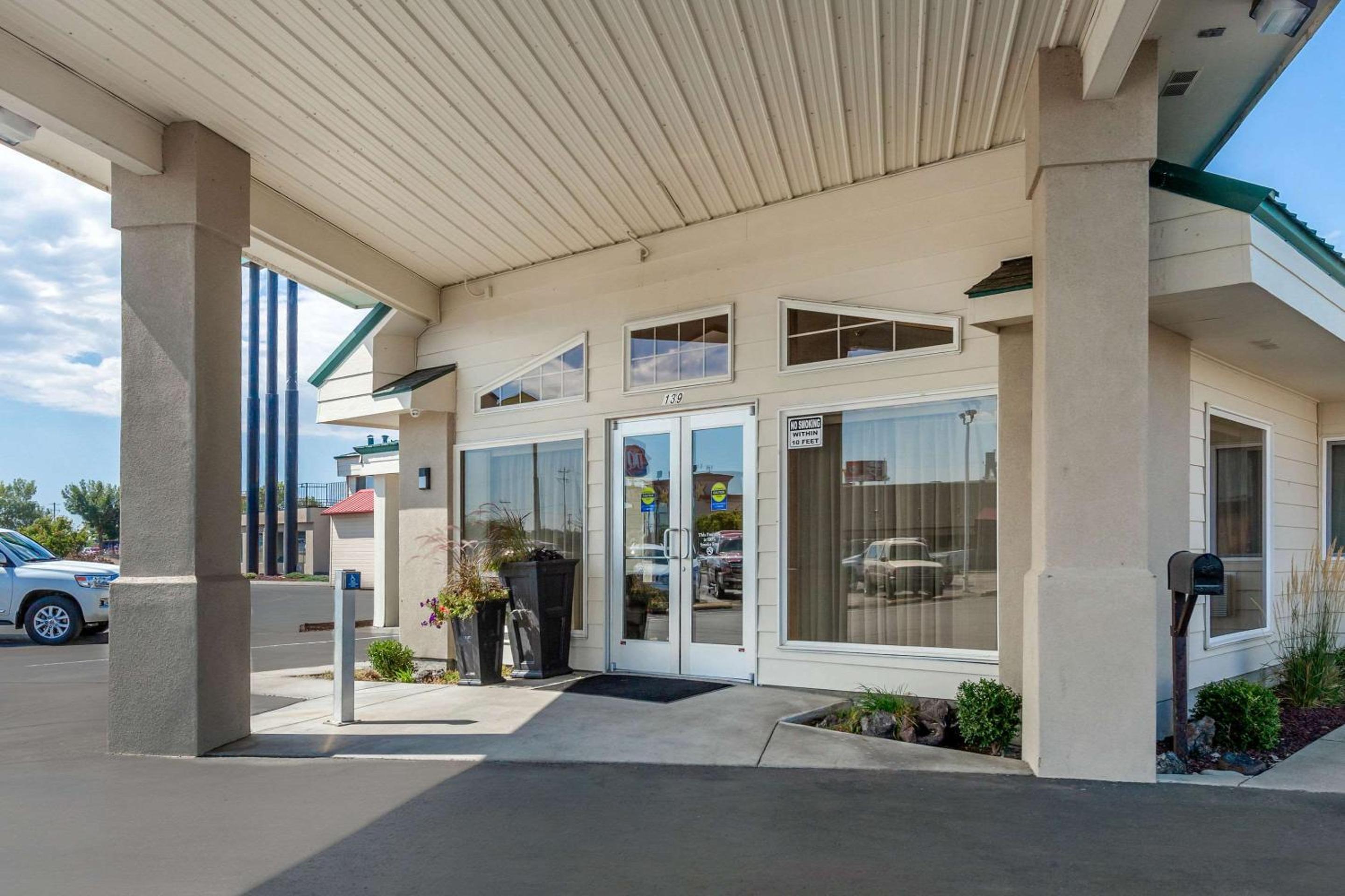 Rodeway Inn & Suites Ontario view 4