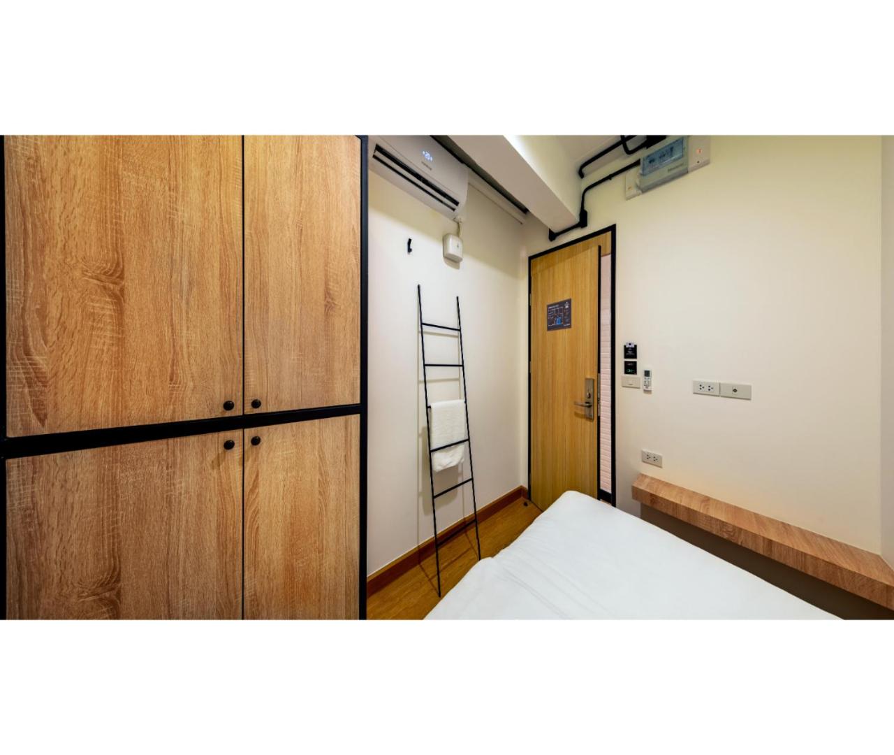 Siam Subway Hostel and Café