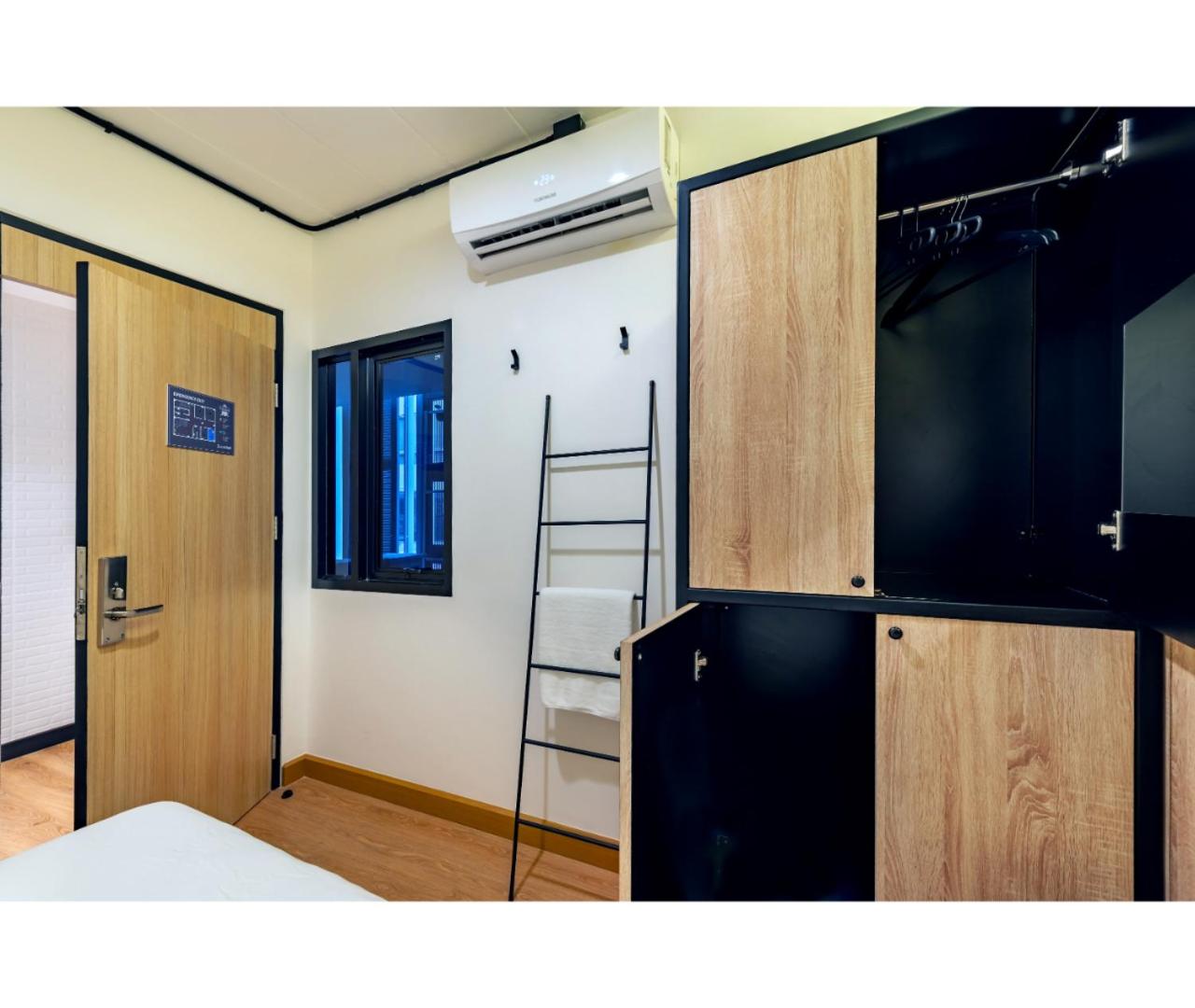 Siam Subway Hostel and Café