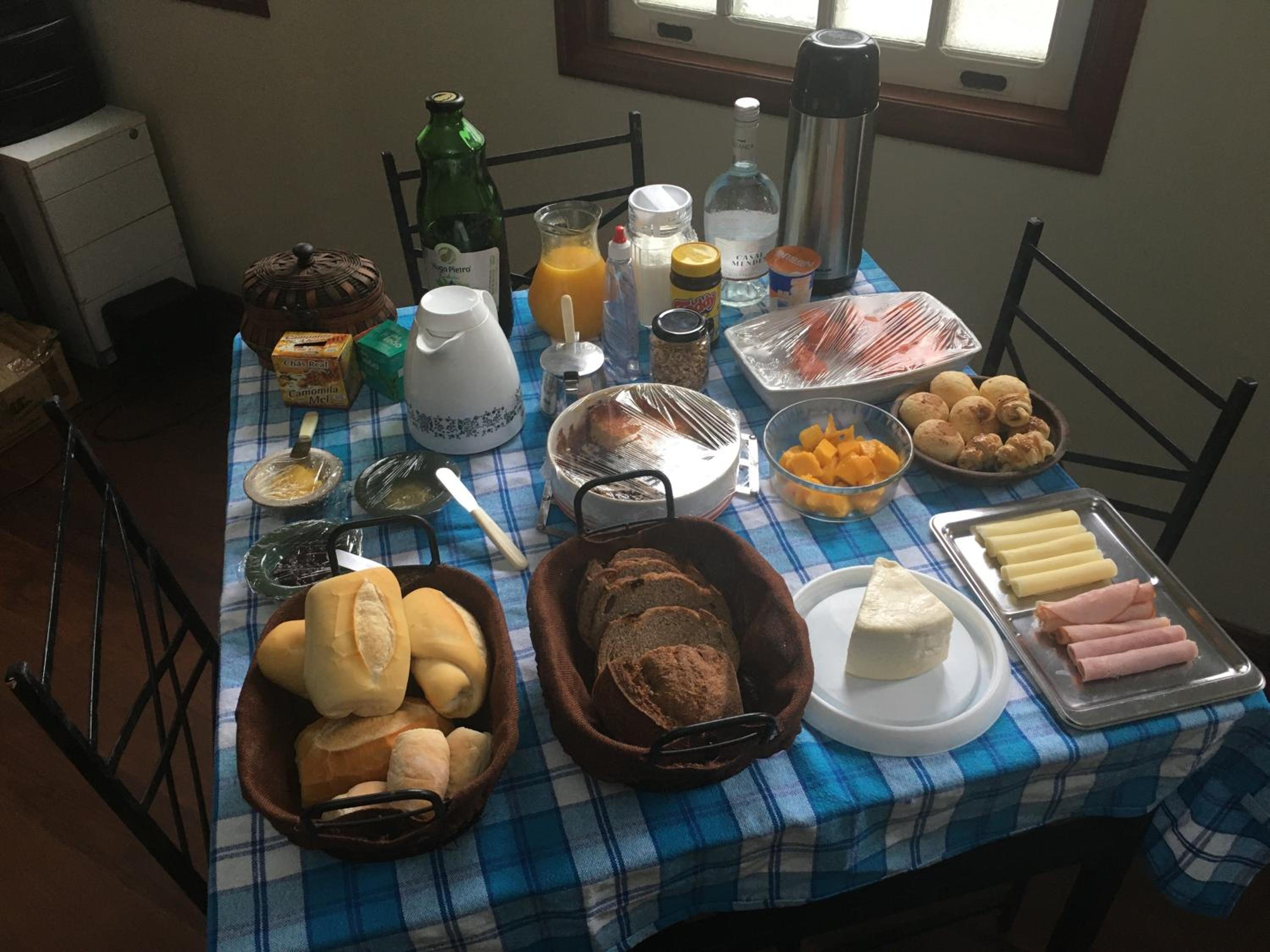 CASA RAIZ cama, café e prosa