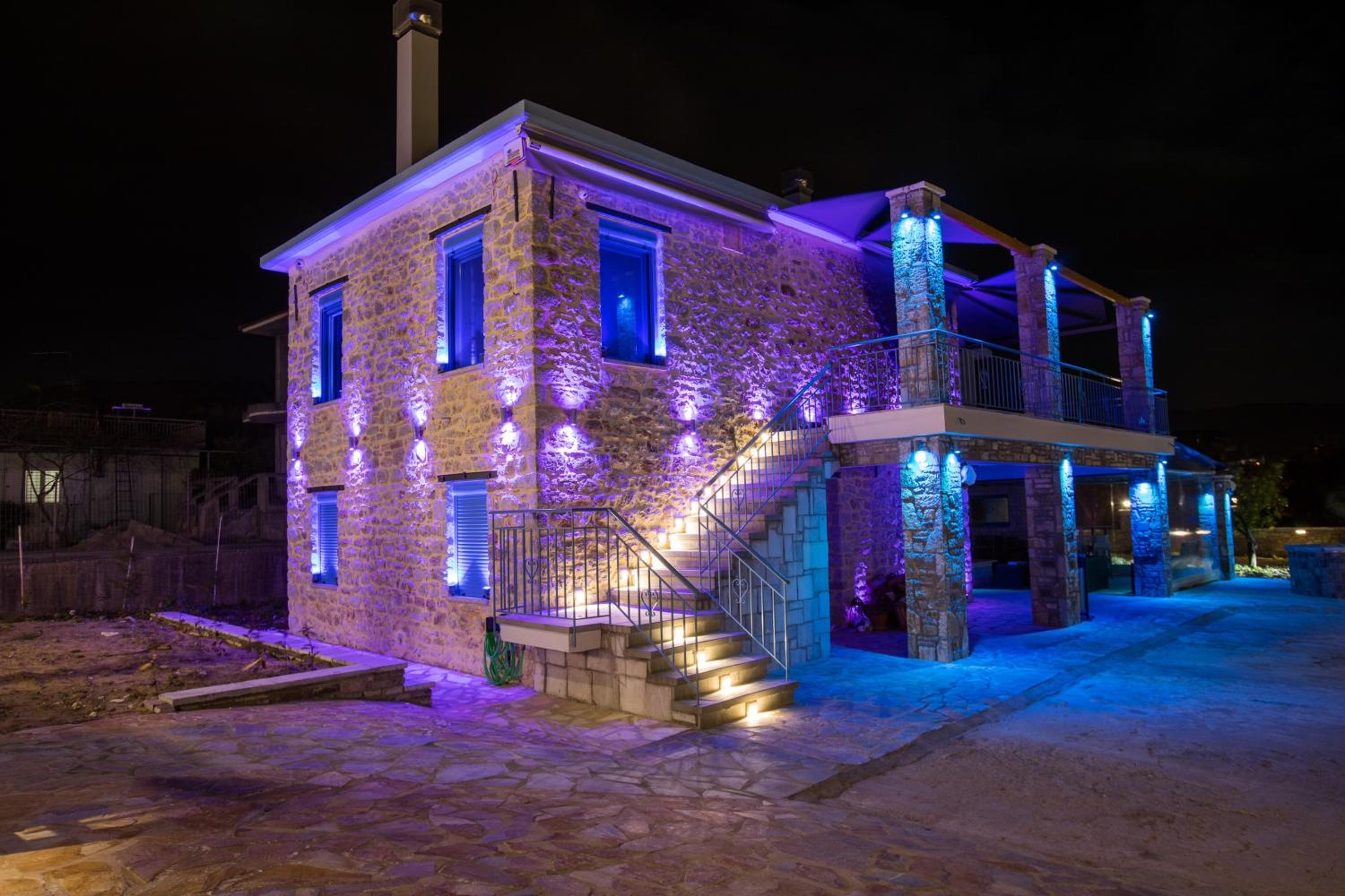 ΒΙΛΛΑ ΤΟ ΠΕΤΡΙΝΟ stone bild villa full equipment view 2