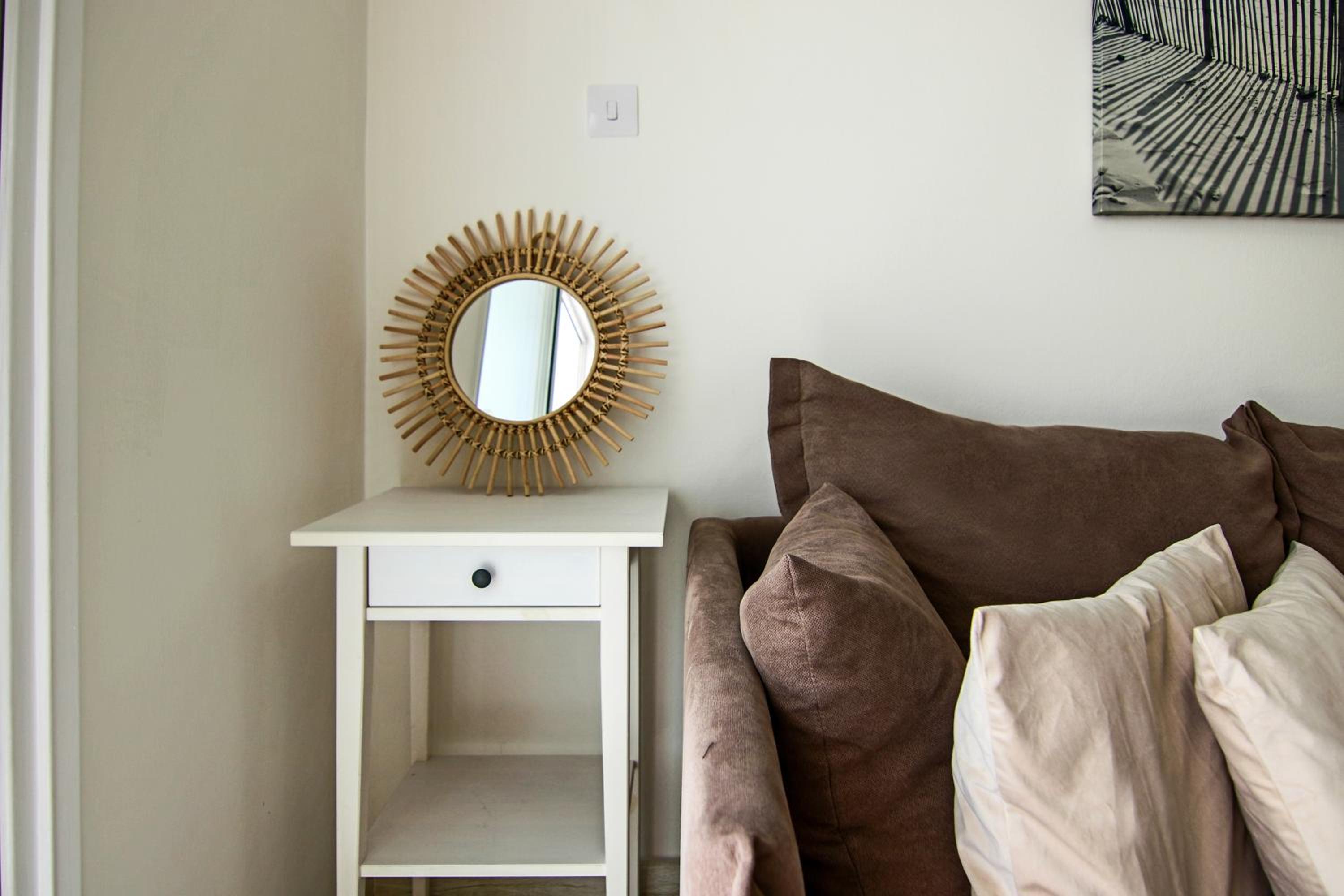 Phaedrus Living: City View Fountain Court 113 view 4