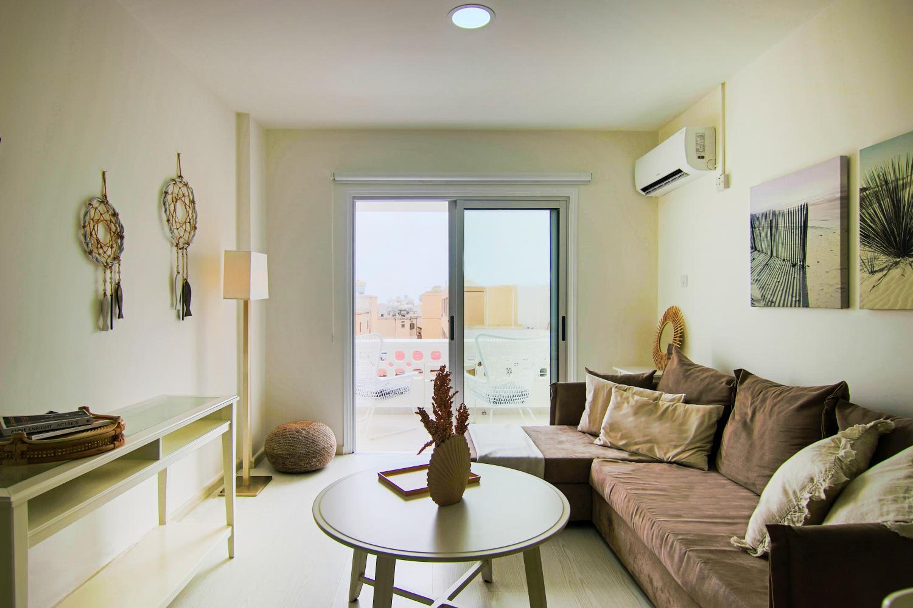 Phaedrus Living: City View Fountain Court 113 view 2