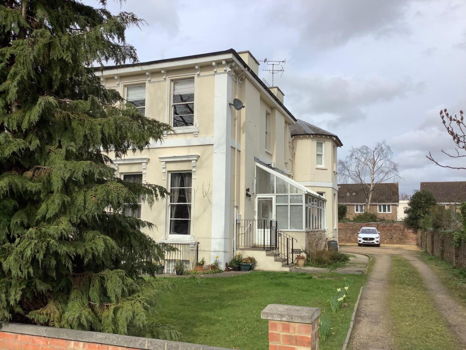 Luxury Refurbished 2 Bedroom Regency Apartment