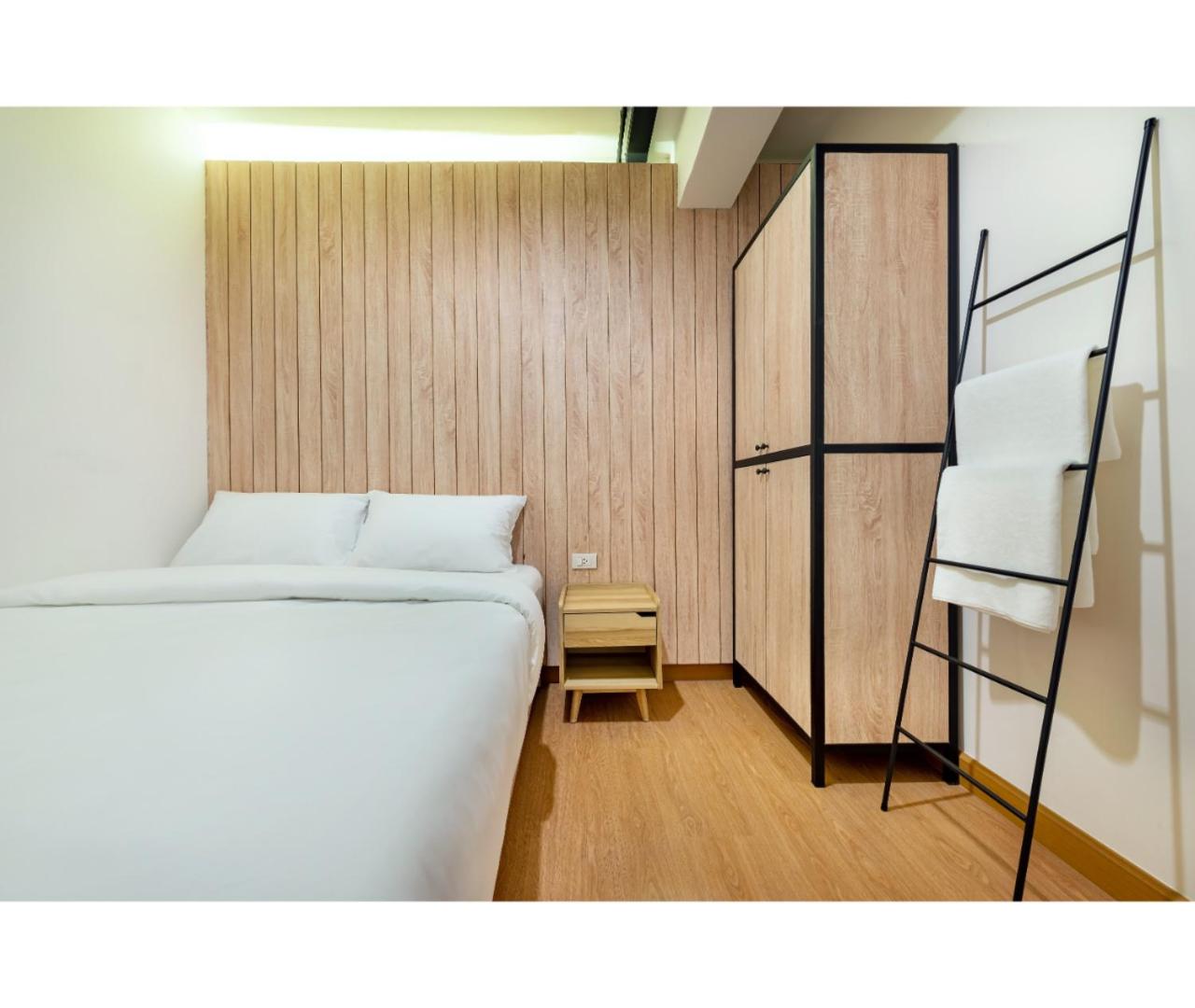 Siam Subway Hostel and Café