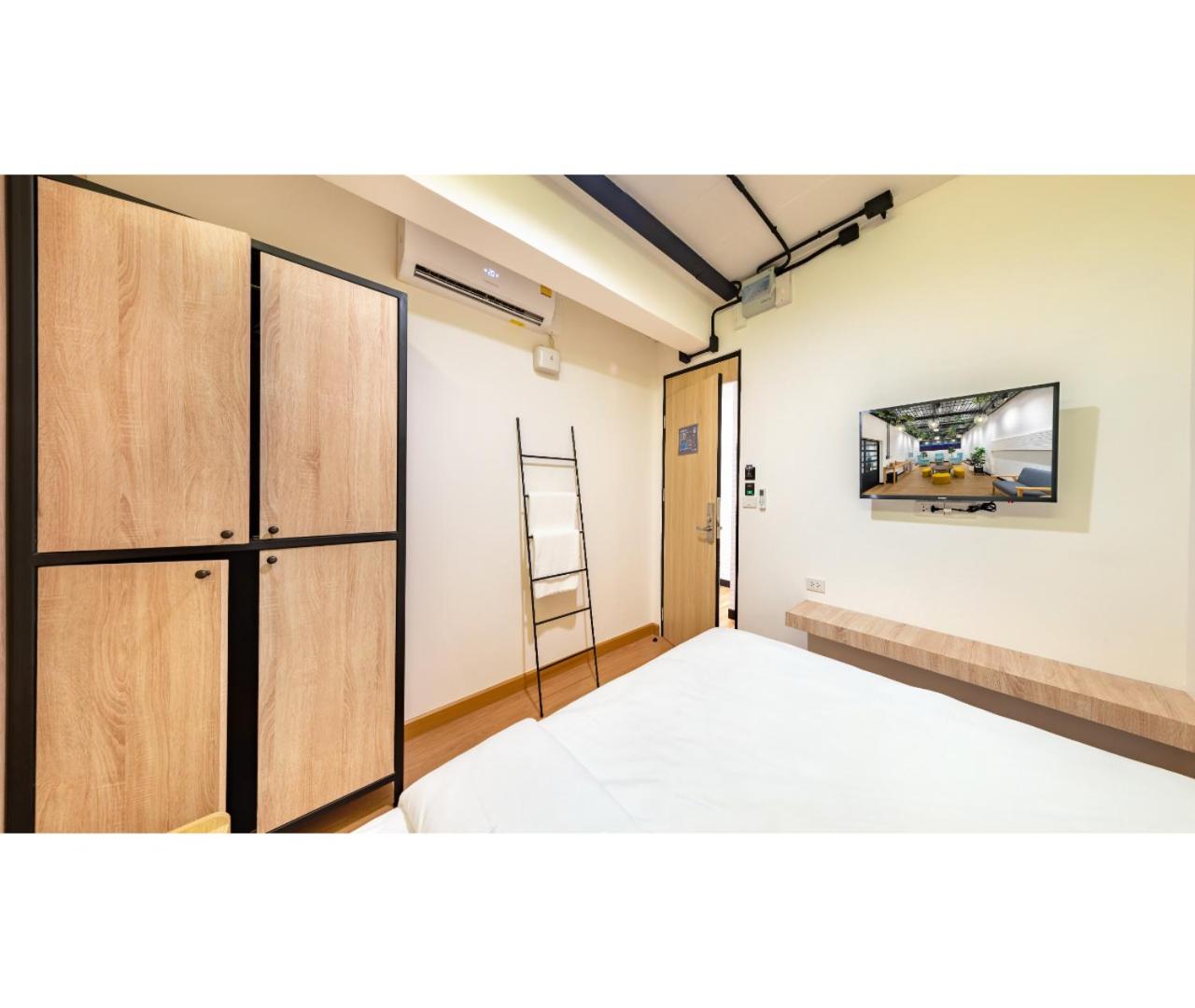 Siam Subway Hostel and Café