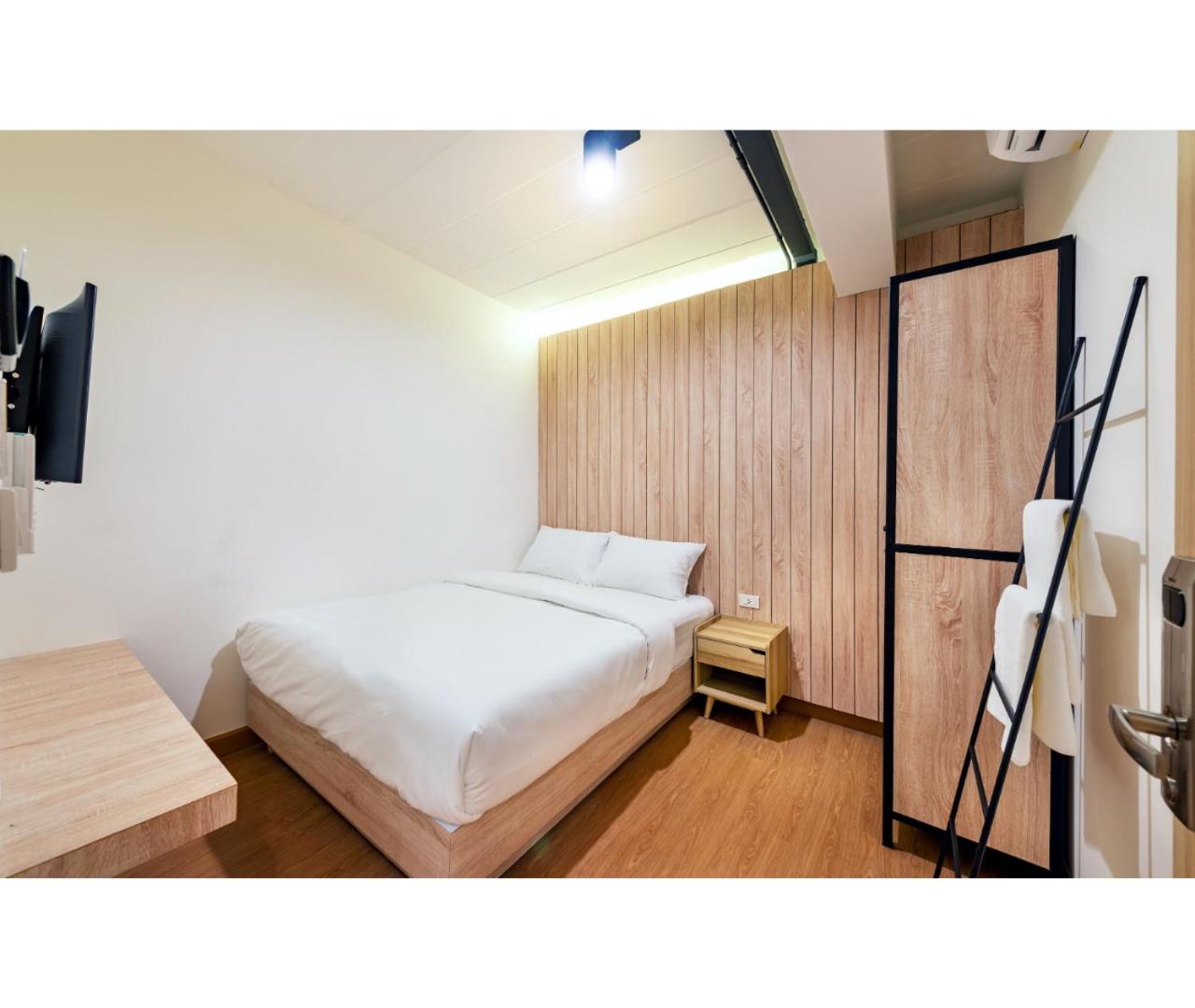 Siam Subway Hostel and Café