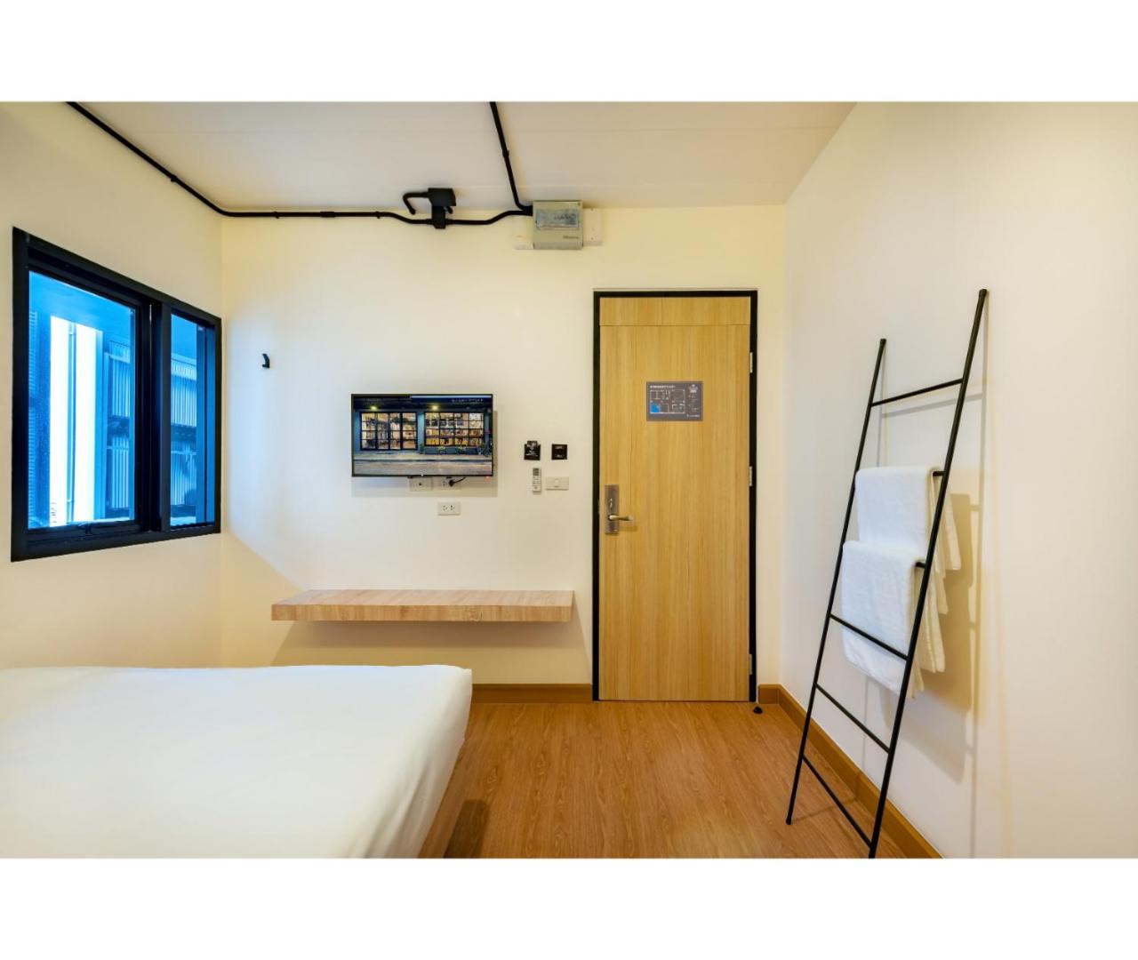 Siam Subway Hostel and Café