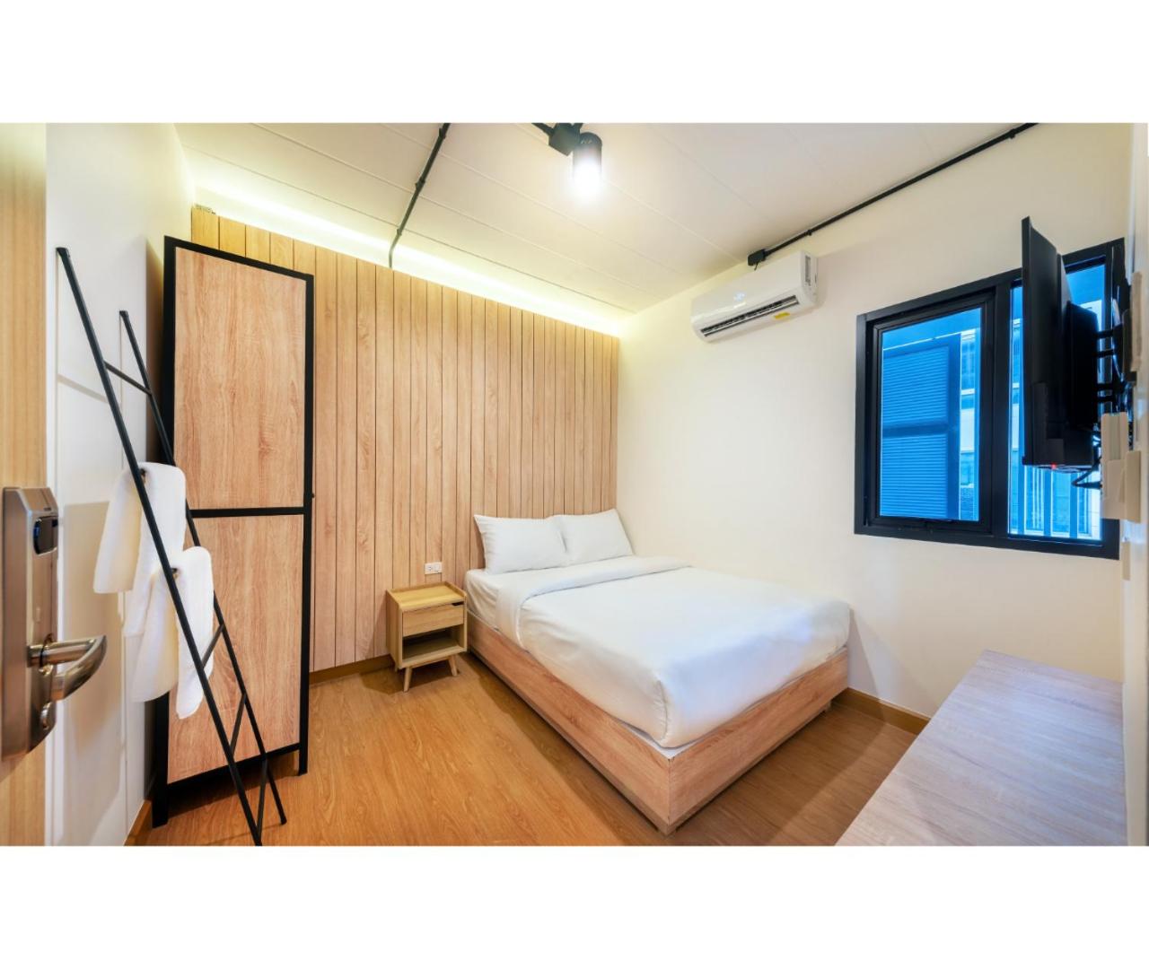 Siam Subway Hostel and Café