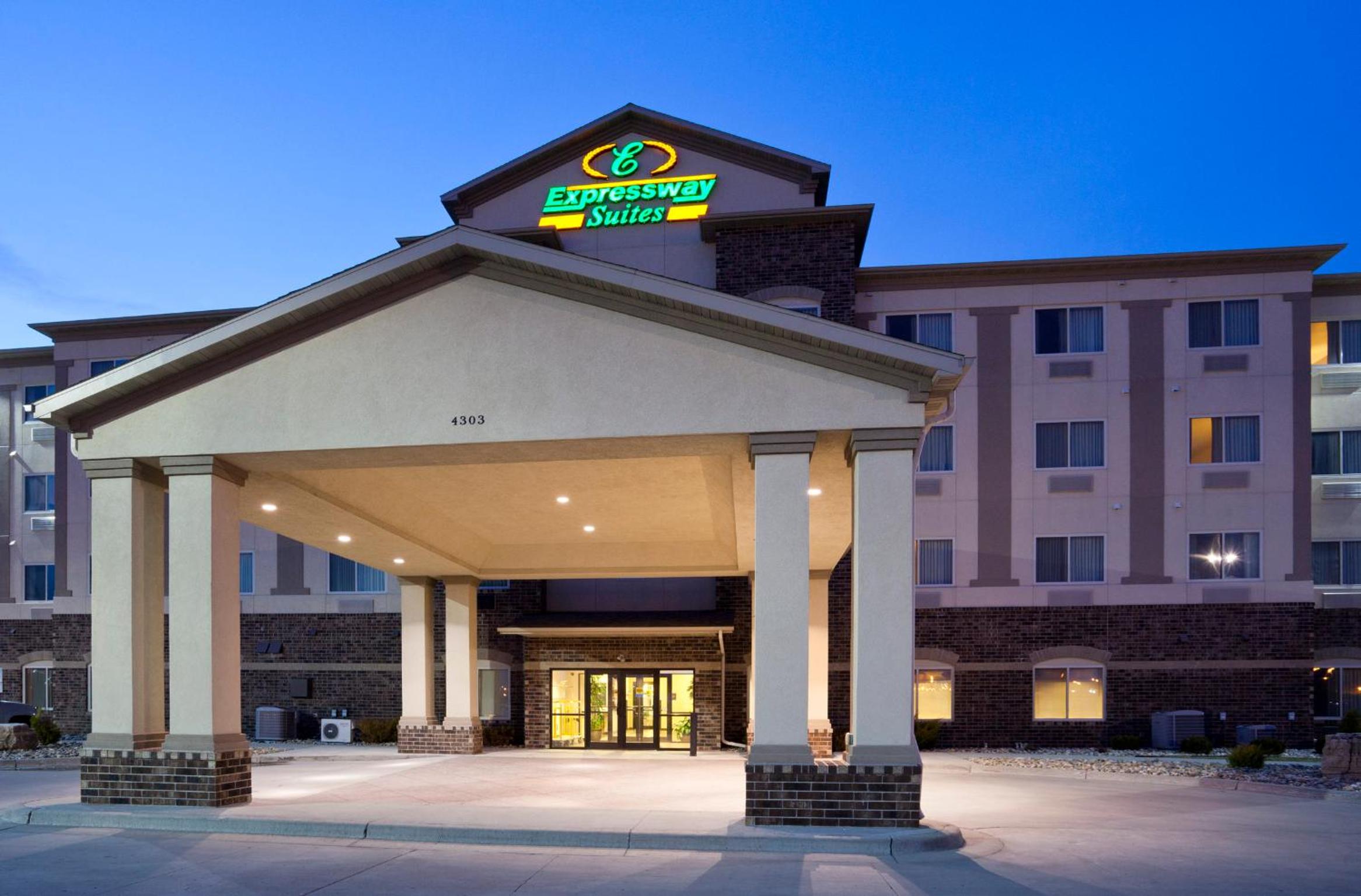 Hotel Expressway Suites Fargo - Image 1