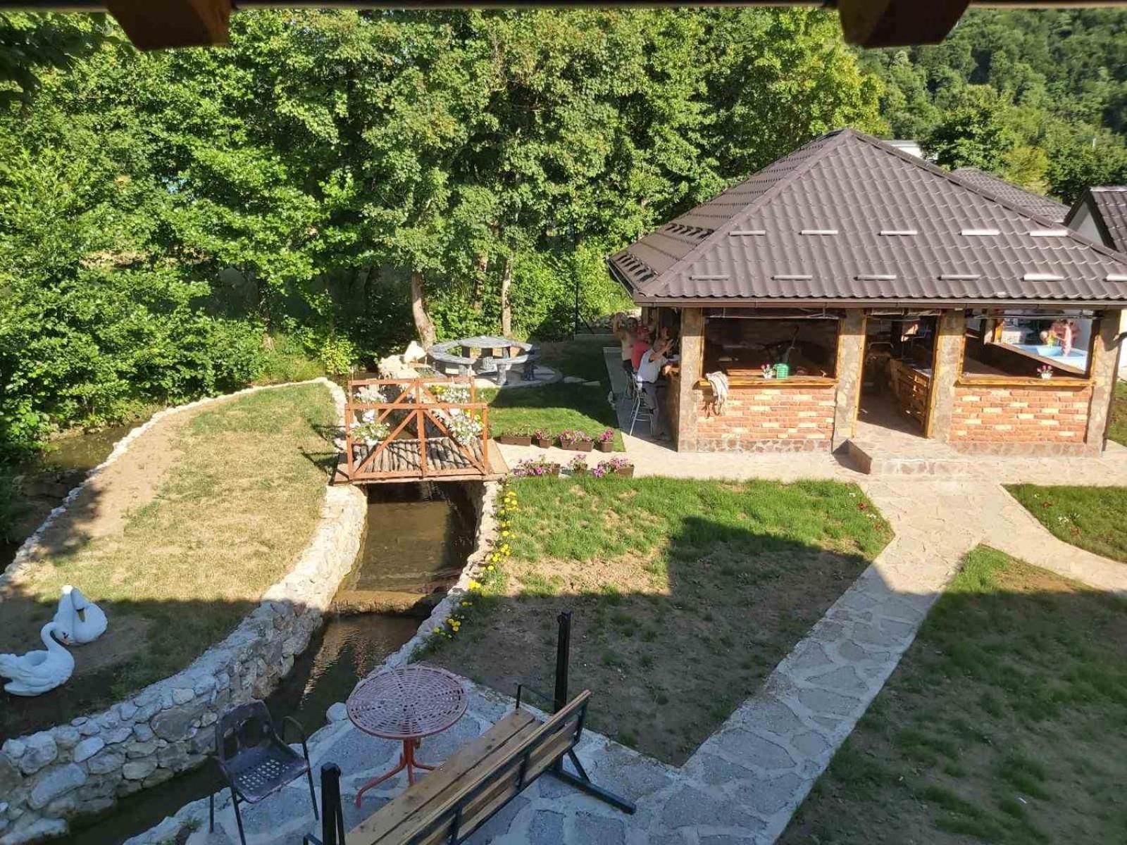 Vikendica, Bazen, Šedrvan, Rafting na Uni, Quad