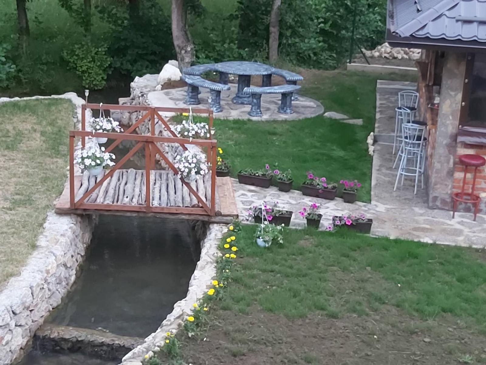 Vikendica, Bazen, Šedrvan, Rafting na Uni, Quad