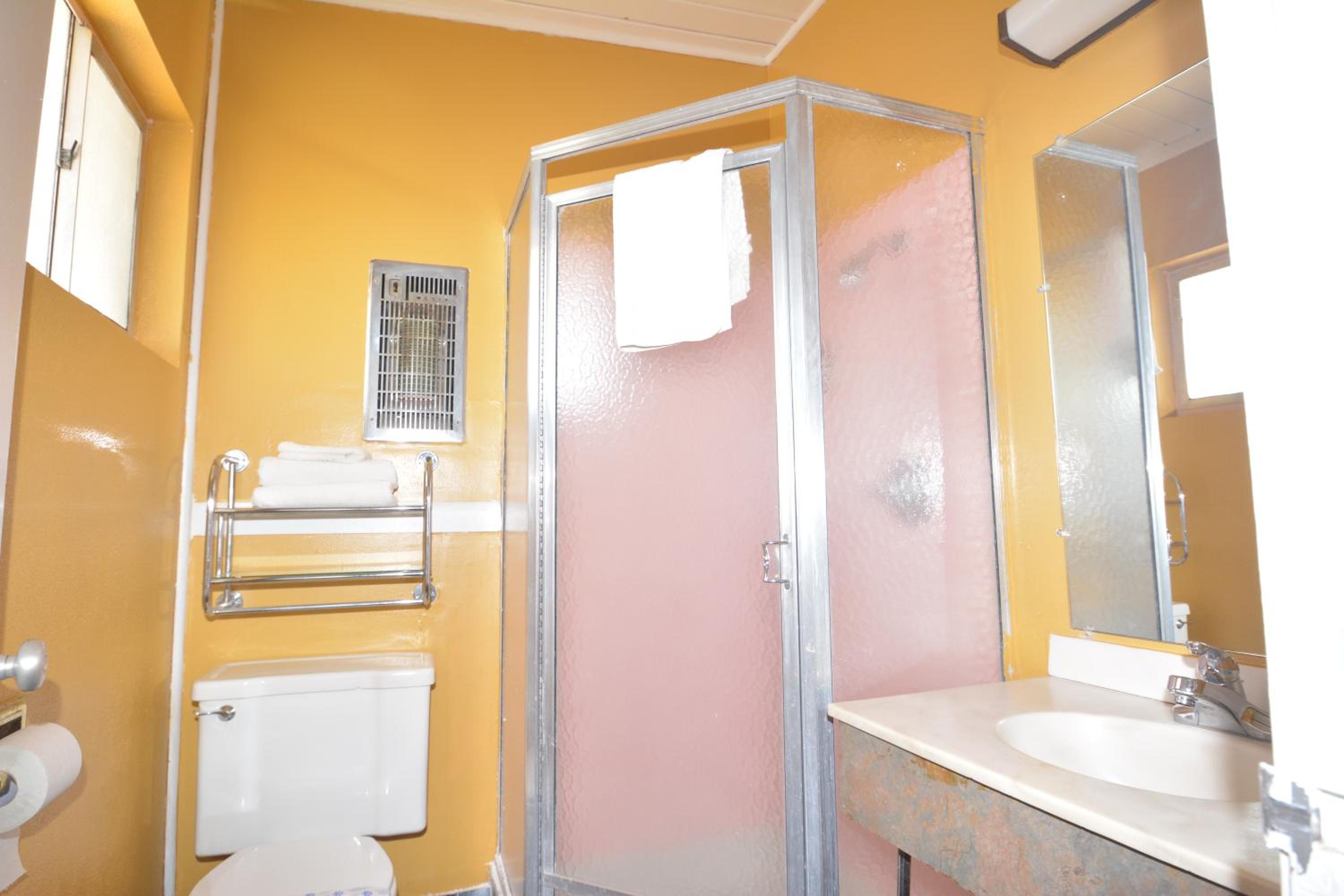 Red Bluff Vacations - Gateway Inn - Property Image 7