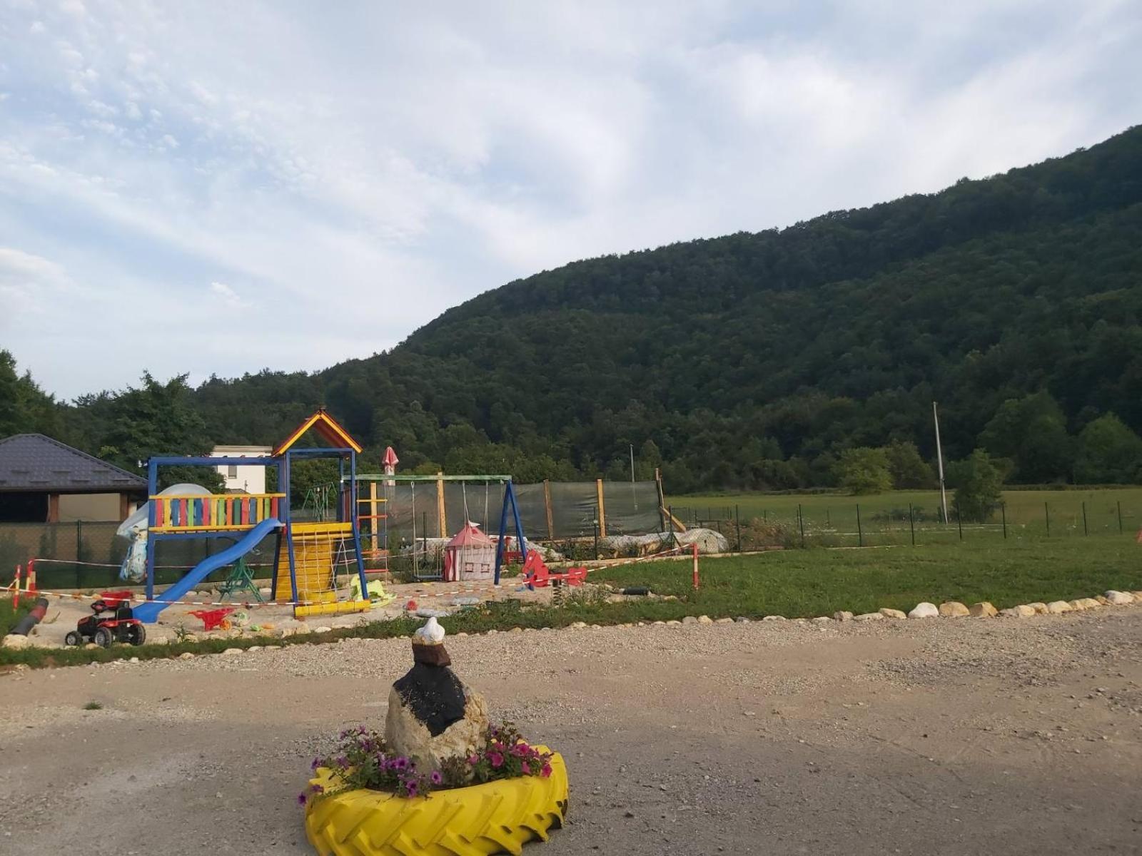 Vikendica, Bazen, Šedrvan, Rafting na Uni, Quad