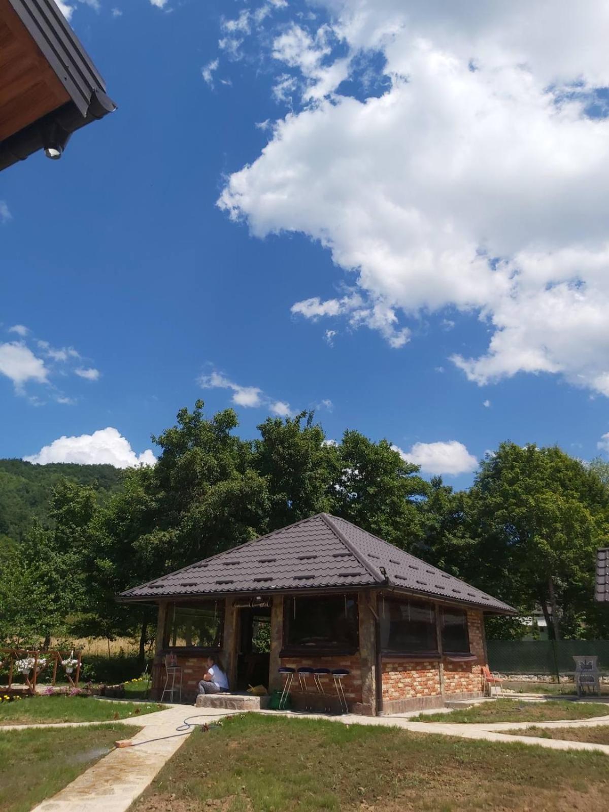 Vikendica, Bazen, Šedrvan, Rafting na Uni, Quad