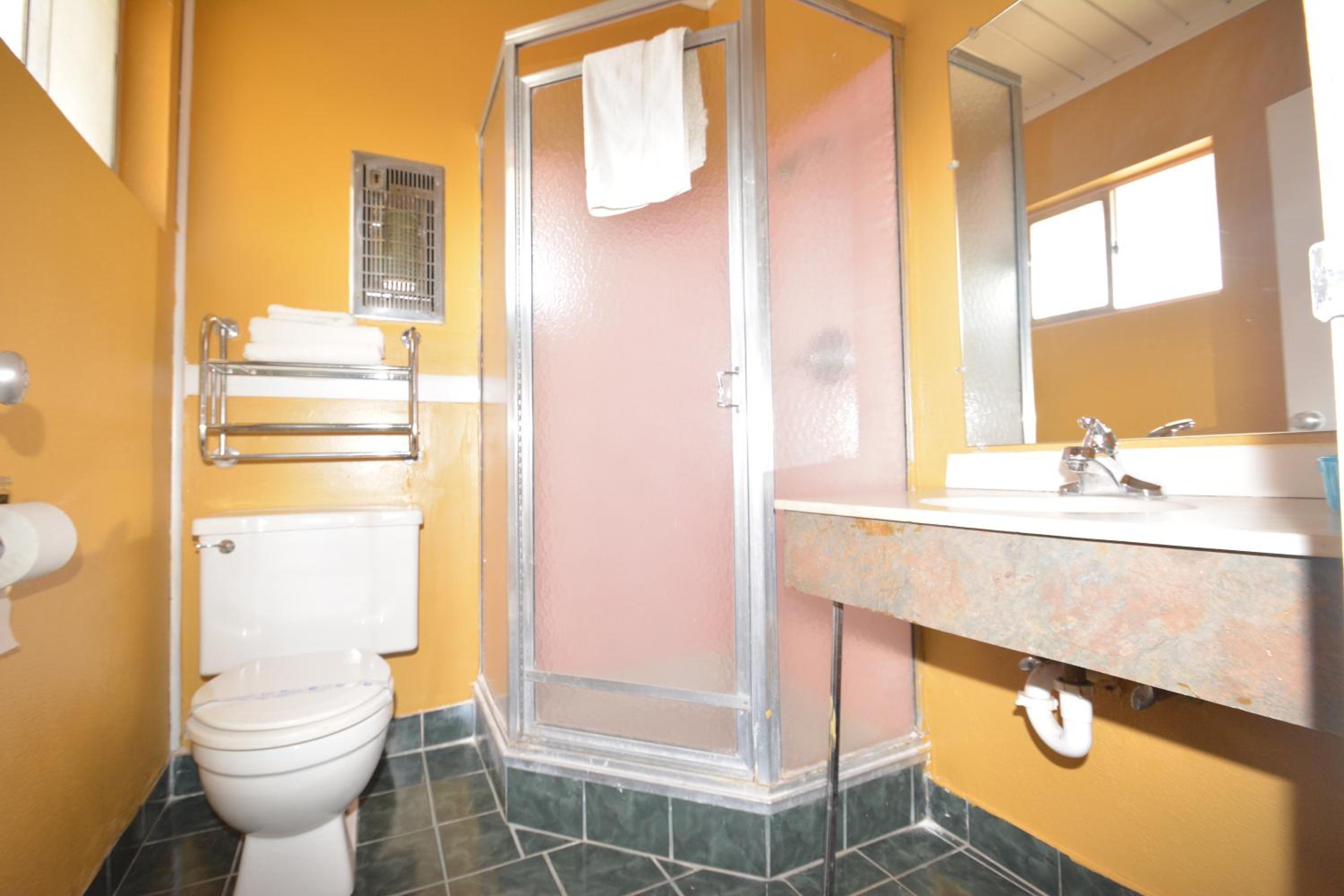 Red Bluff Vacations - Gateway Inn - Property Image 6