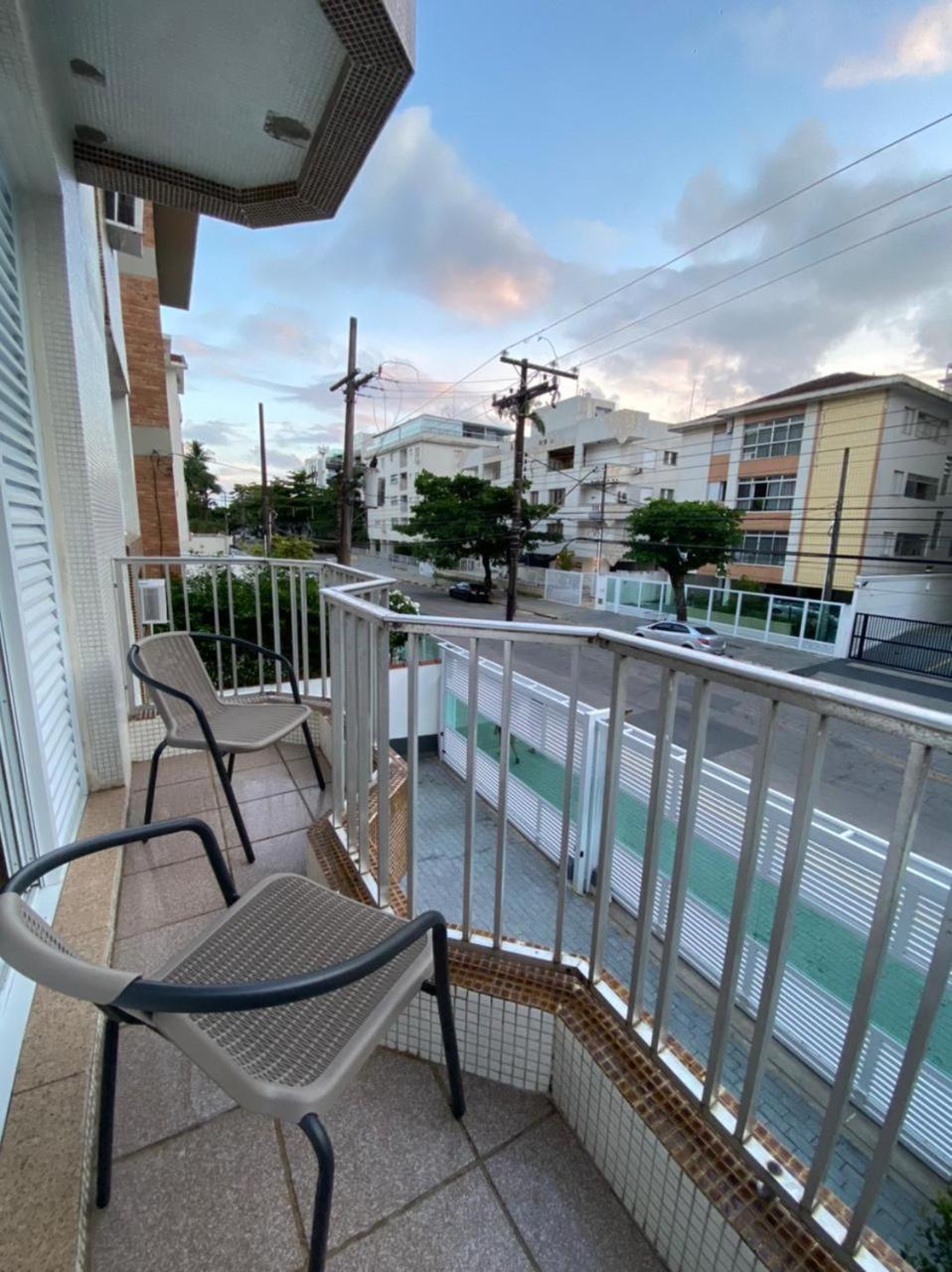 Apartamento com Estacionamento, Wi-Fi, Ar condicionado a 300 metros da Praia da Enseada no Guarujá. view 5