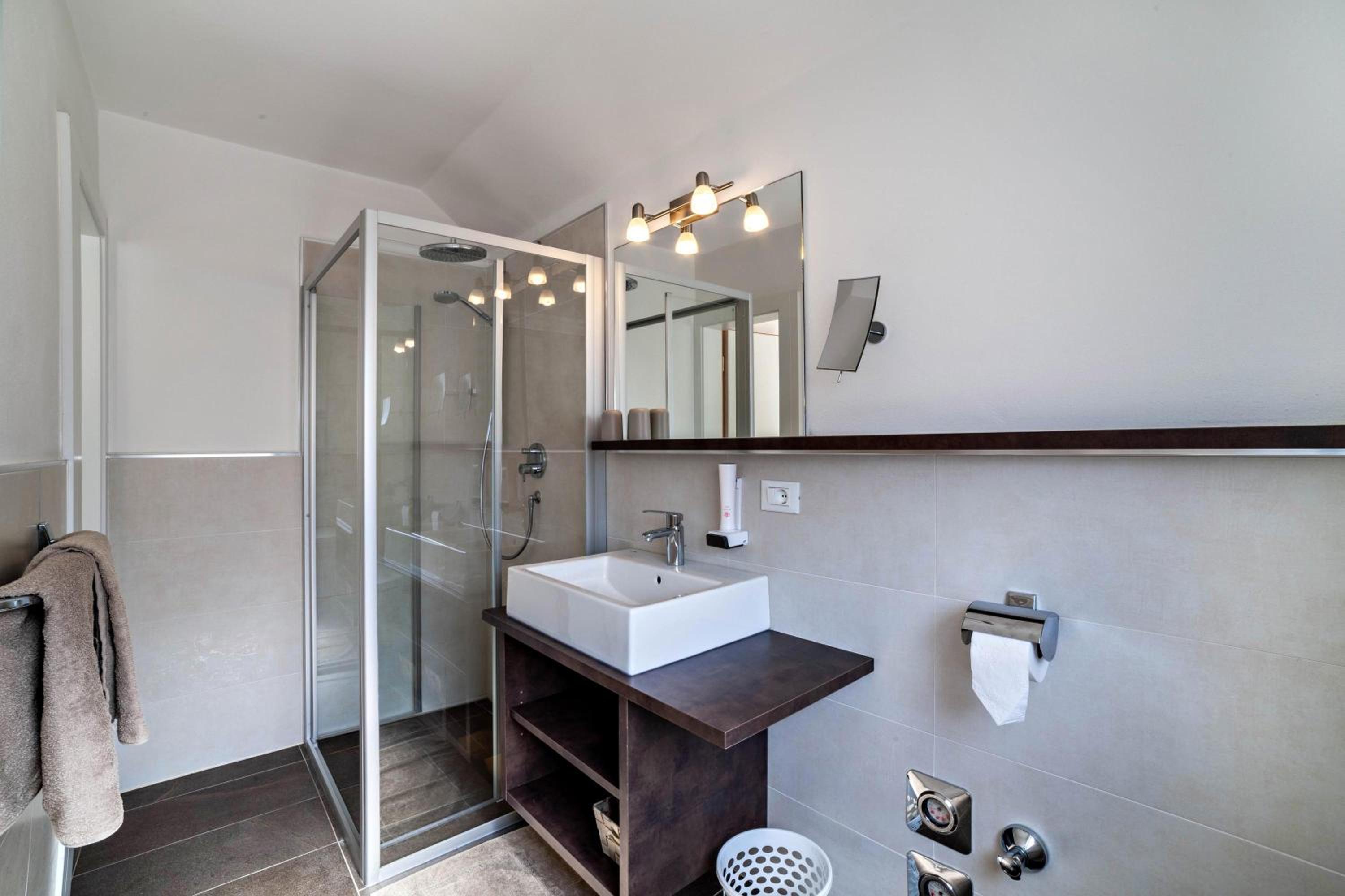 Schnitzer Ferienwohnung Enzian en Rablà — bathroom