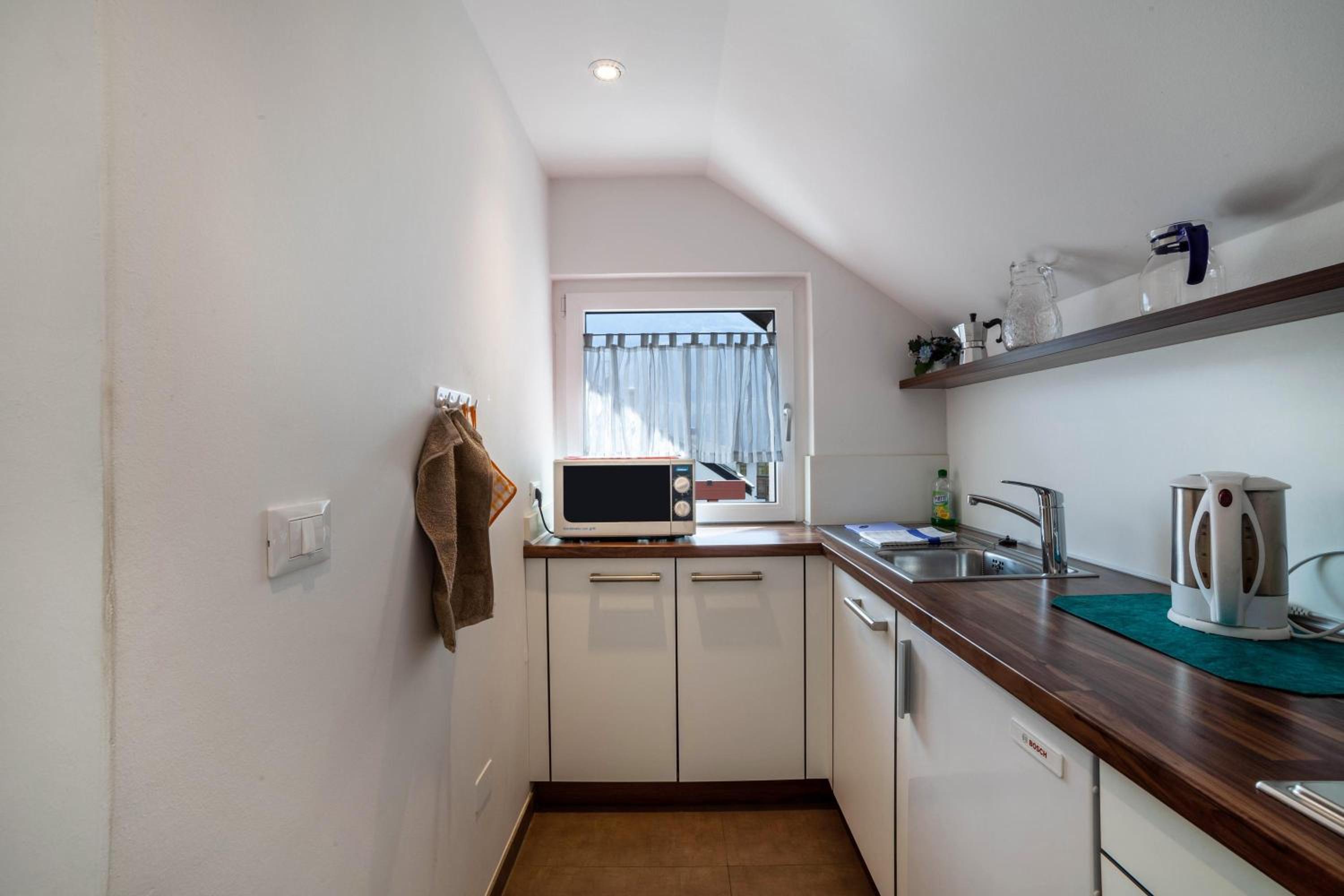 Schnitzer Ferienwohnung Enzian en Rablà — kitchen