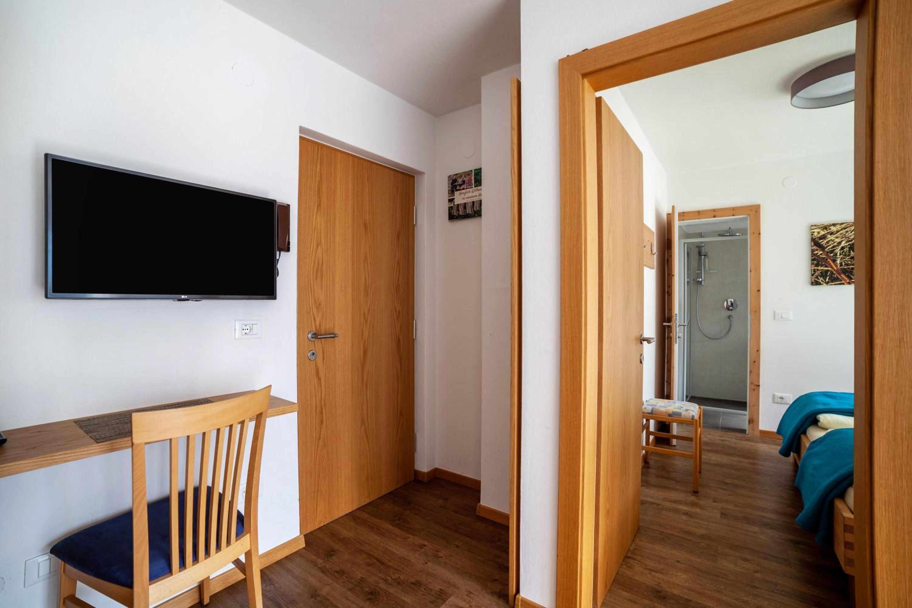 Schnitzer Ferienwohnung Enzian en Rablà — hotel room