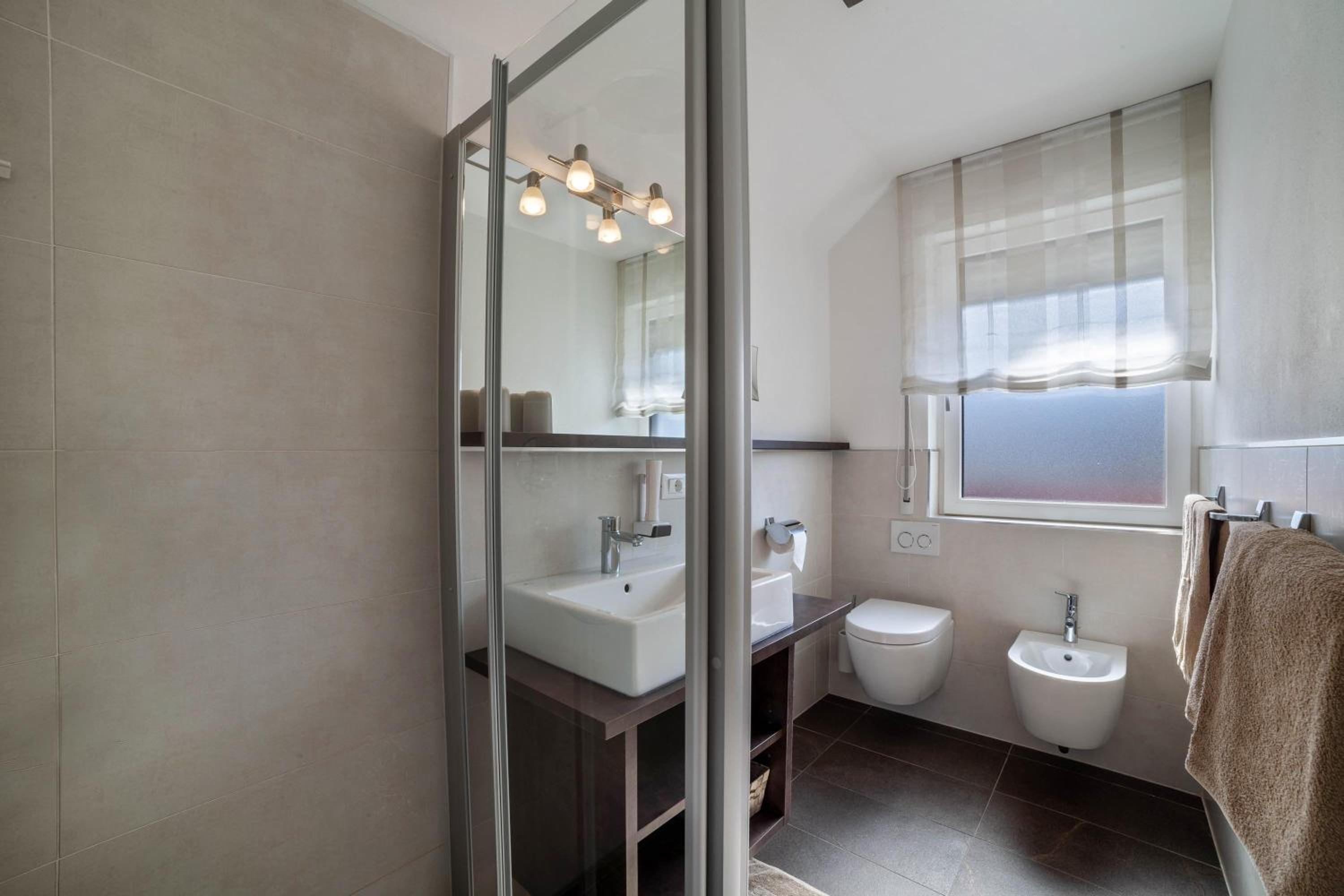 Schnitzer Ferienwohnung Enzian en Rablà — bathroom