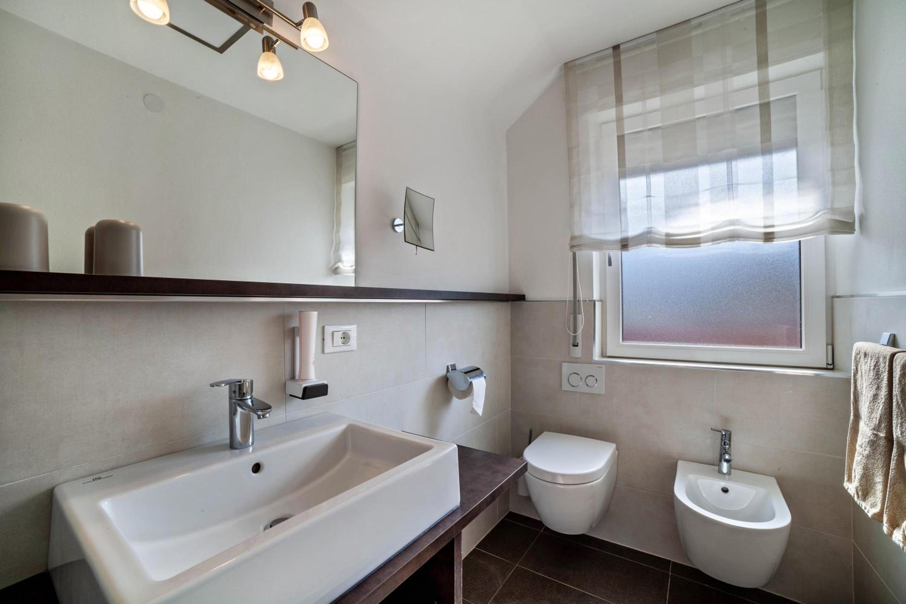 Schnitzer Ferienwohnung Enzian en Rablà — bathroom