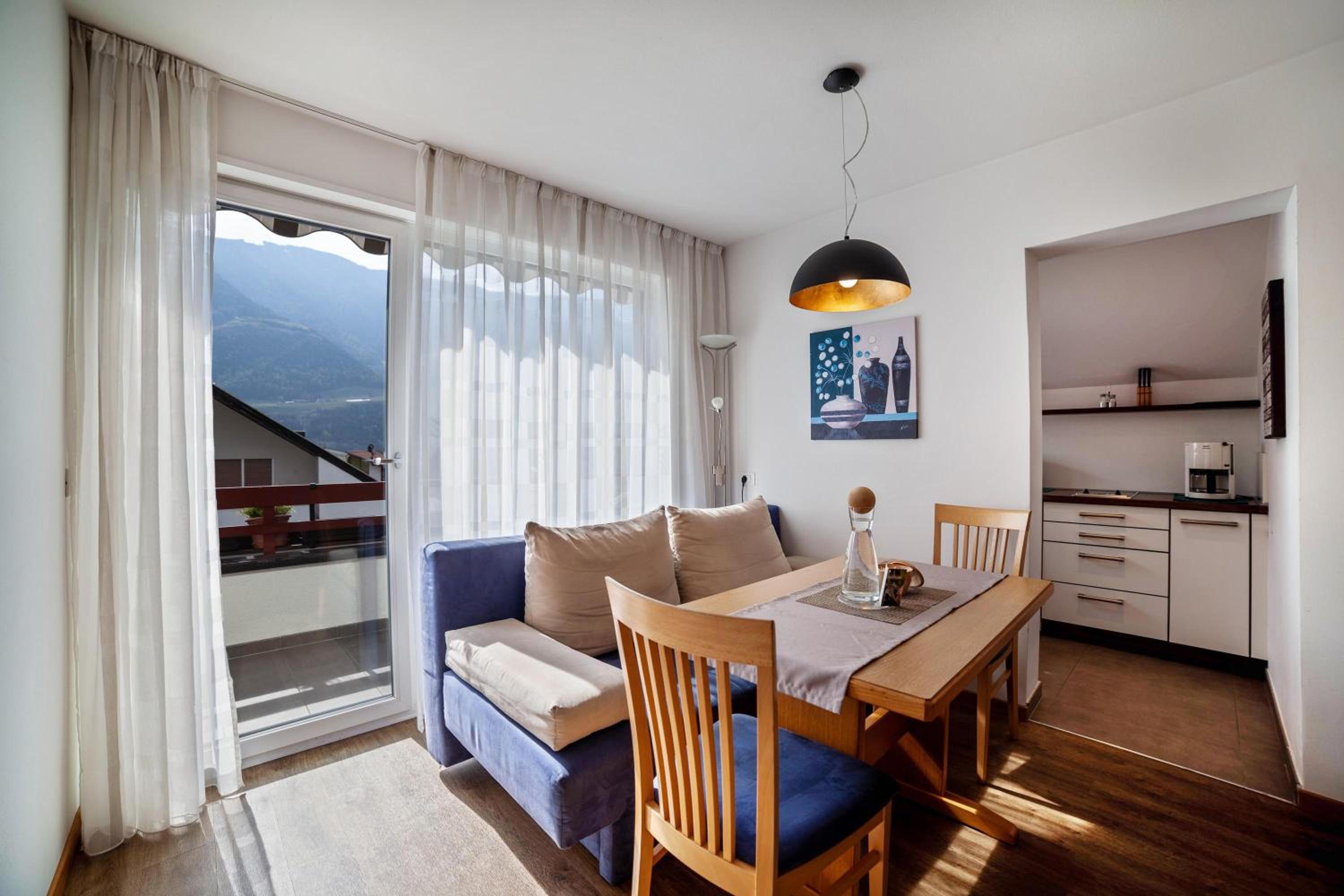 Schnitzer Ferienwohnung Enzian en Rablà — dining