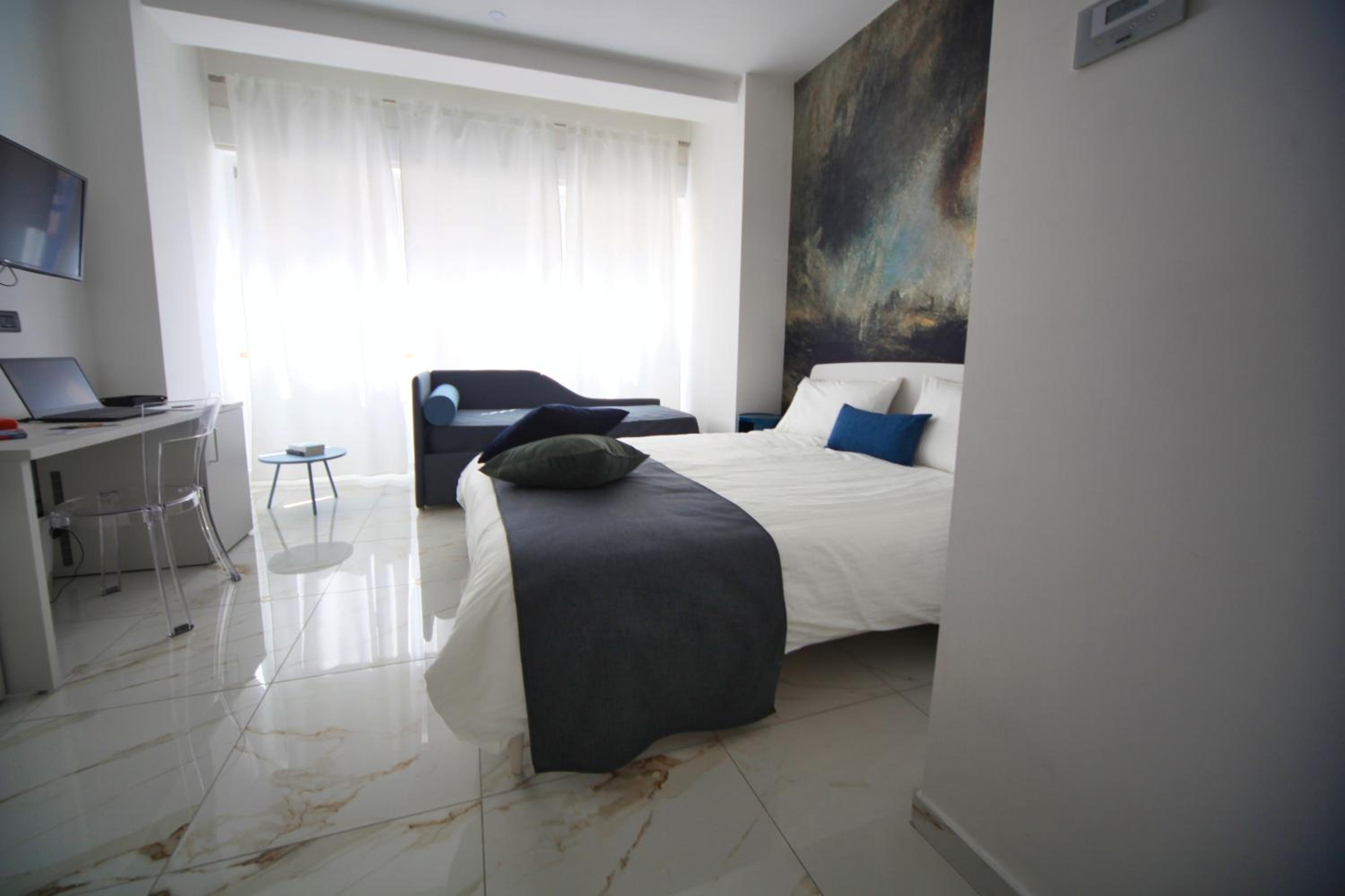 Be Coloured - Boutique Art Rooms in Naples